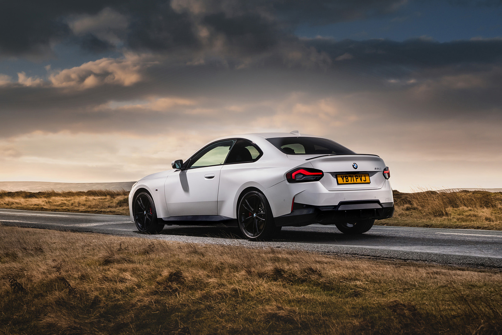 Download 2022 BMW 220i Coupé - UK version - Rear Three-Quarter HD Wallpaper 1921x1280 #18