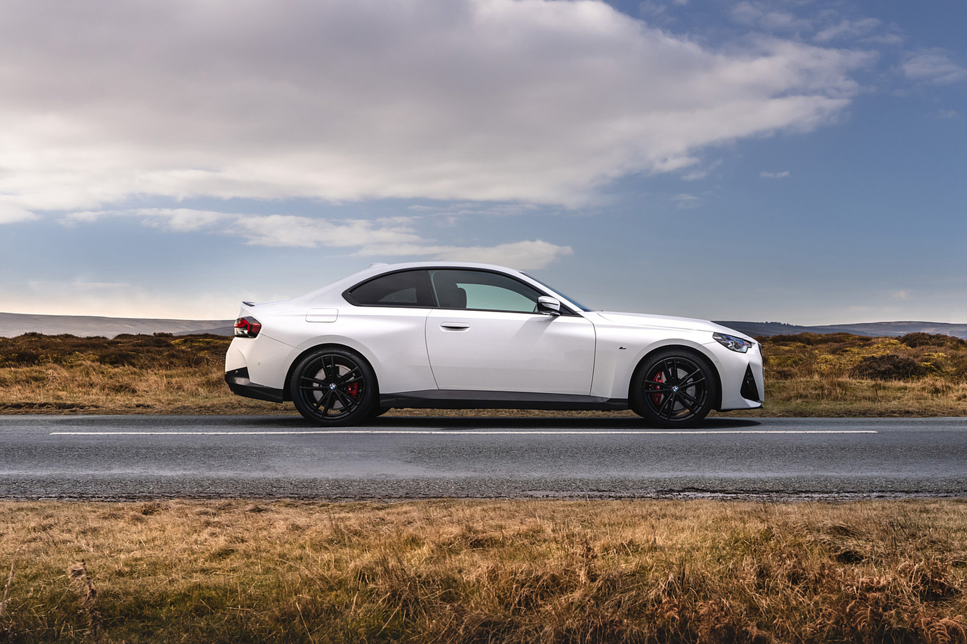 Download 2022 BMW 220i Coupé - UK version - Side HD Wallpaper 1920x1280 #19