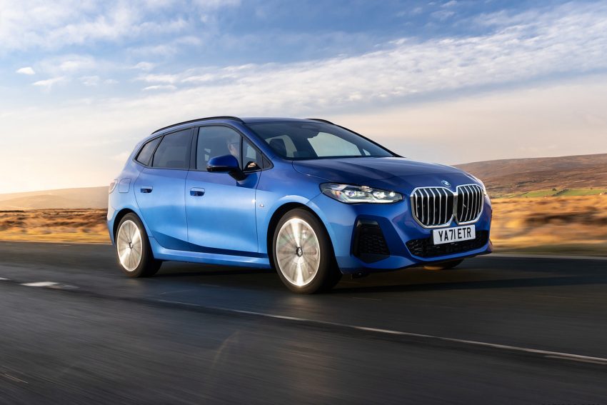 2022 BMW 223i Active Tourer - UK version - Front Three-Quarter Wallpaper 850x567 #3