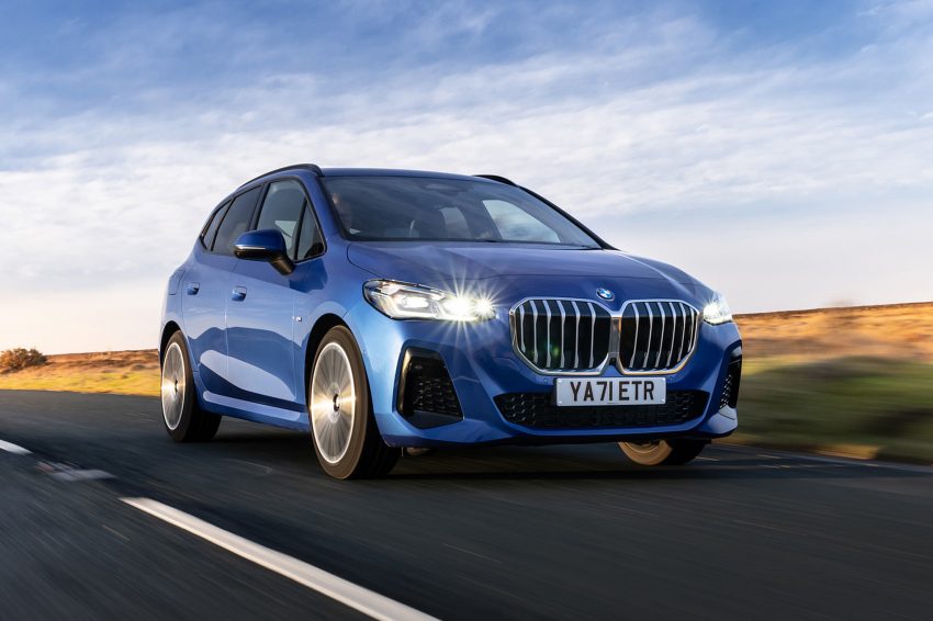 2022 BMW 223i Active Tourer - UK version - Front Three-Quarter Wallpaper 850x566 #6