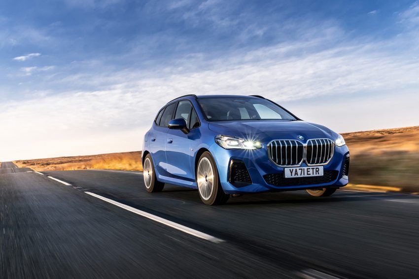 2022 BMW 223i Active Tourer - UK version - Front Three-Quarter Wallpaper 850x566 #7