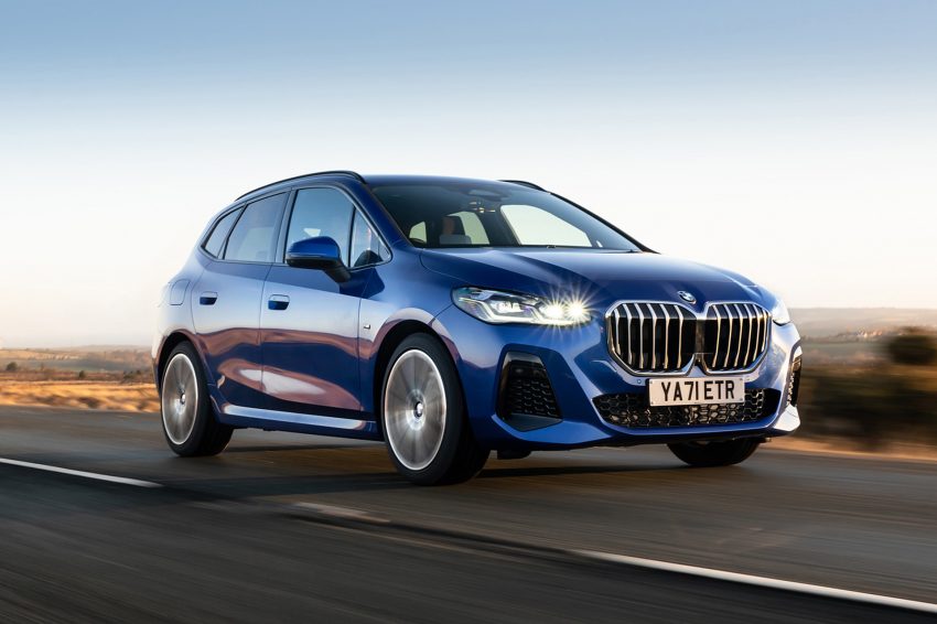 2022 BMW 223i Active Tourer - UK version - Front Three-Quarter Wallpaper 850x566 #1