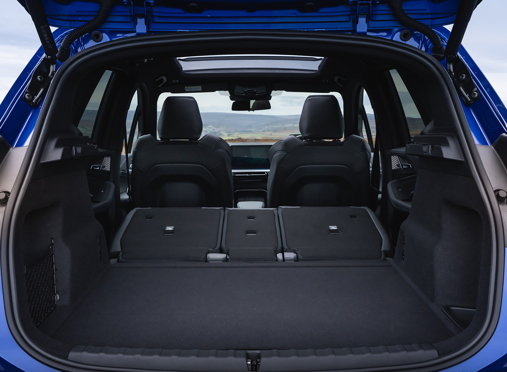 Download 2022 BMW 223i Active Tourer - UK version - Trunk HD Wallpaper 1920x1409 #39