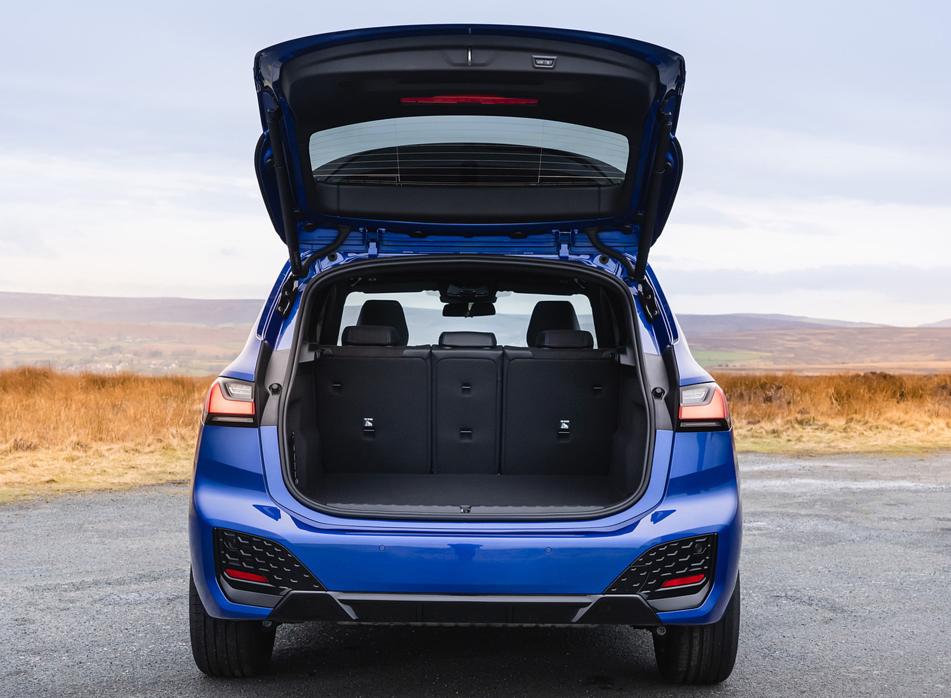 Download 2022 BMW 223i Active Tourer - UK version - Trunk HD Wallpaper 1920x1409 #40