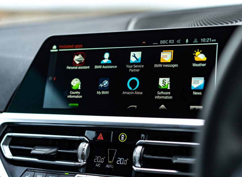 2022 BMW M240i Coupé - UK version - Central Console Wallpaper 850x624 #25