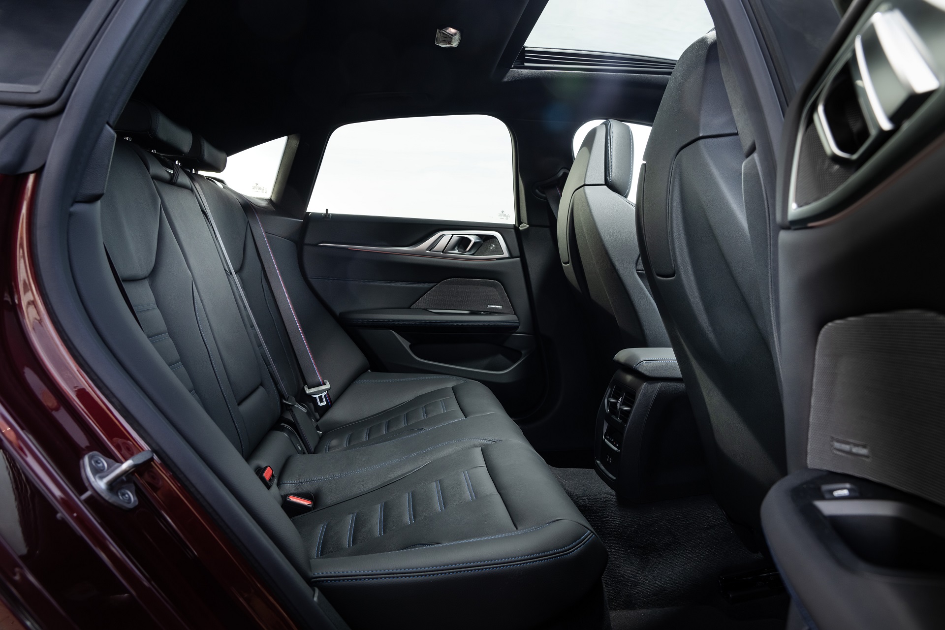 Download 2022 BMW M440i xDrive Gran Coupé - UK version - Interior, Rear Seats HD Wallpaper 1920x1280 #37