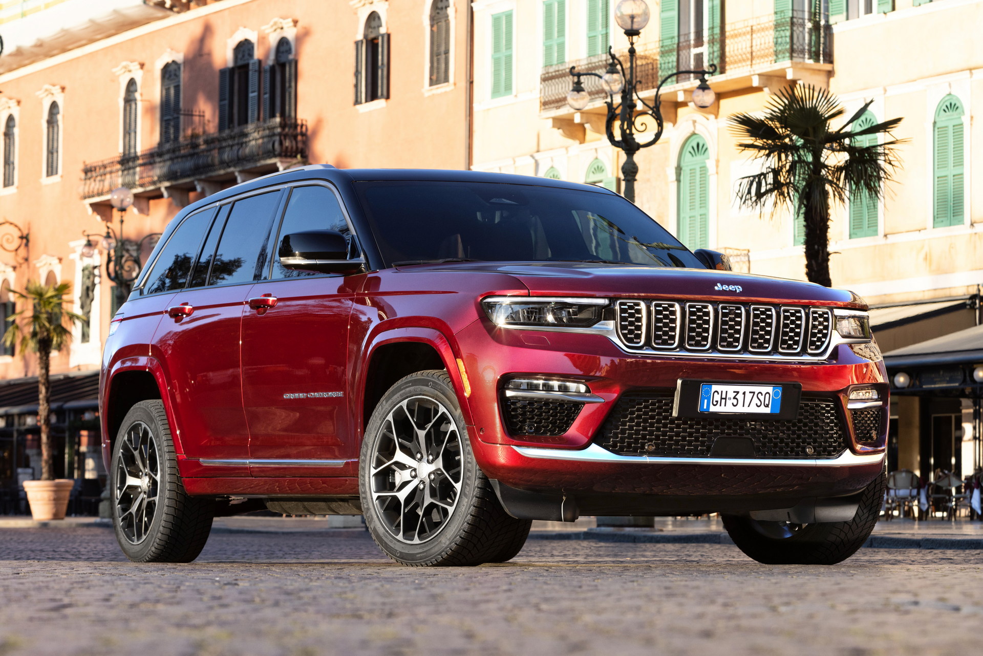 Download 2022 Jeep Grand Cherokee 4xe - Front Three-Quarter HD Wallpaper 1920x1281 #2
