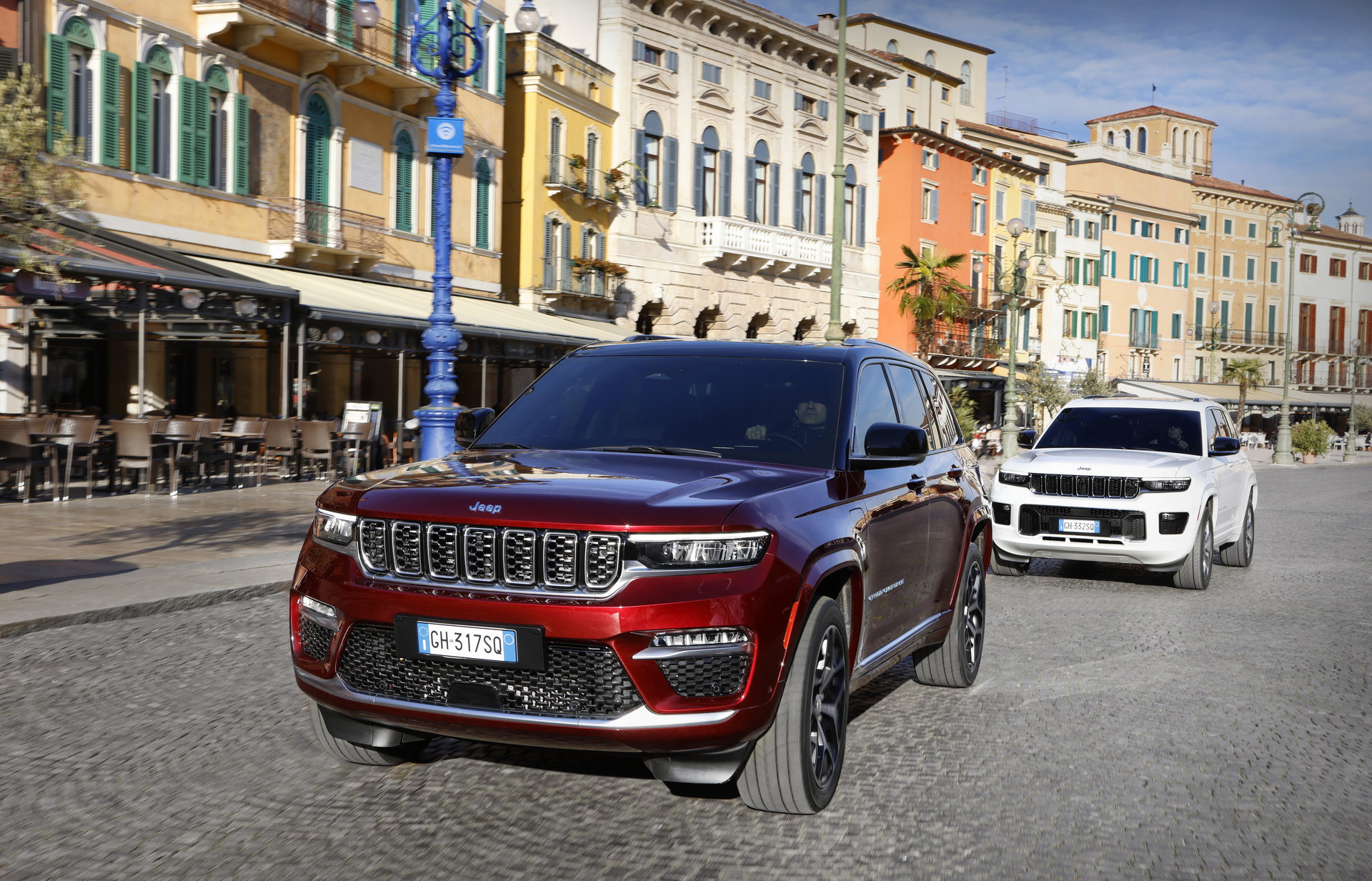 Download 2022 Jeep Grand Cherokee 4xe - Front Three-Quarter HD Wallpaper 1920x1233 #1