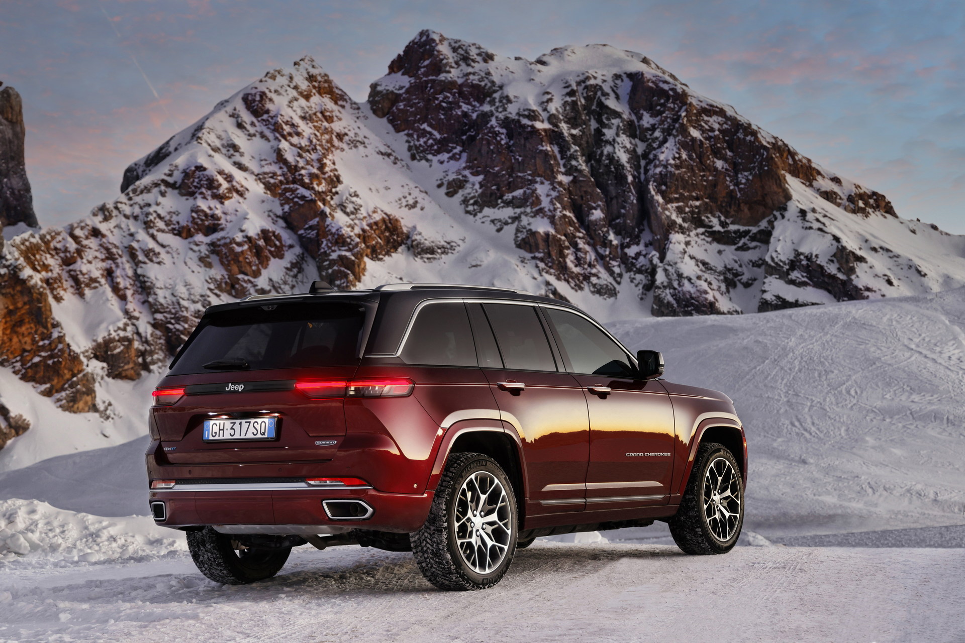 Download 2022 Jeep Grand Cherokee 4xe - Rear Three-Quarter HD Wallpaper 1920x1280 #10