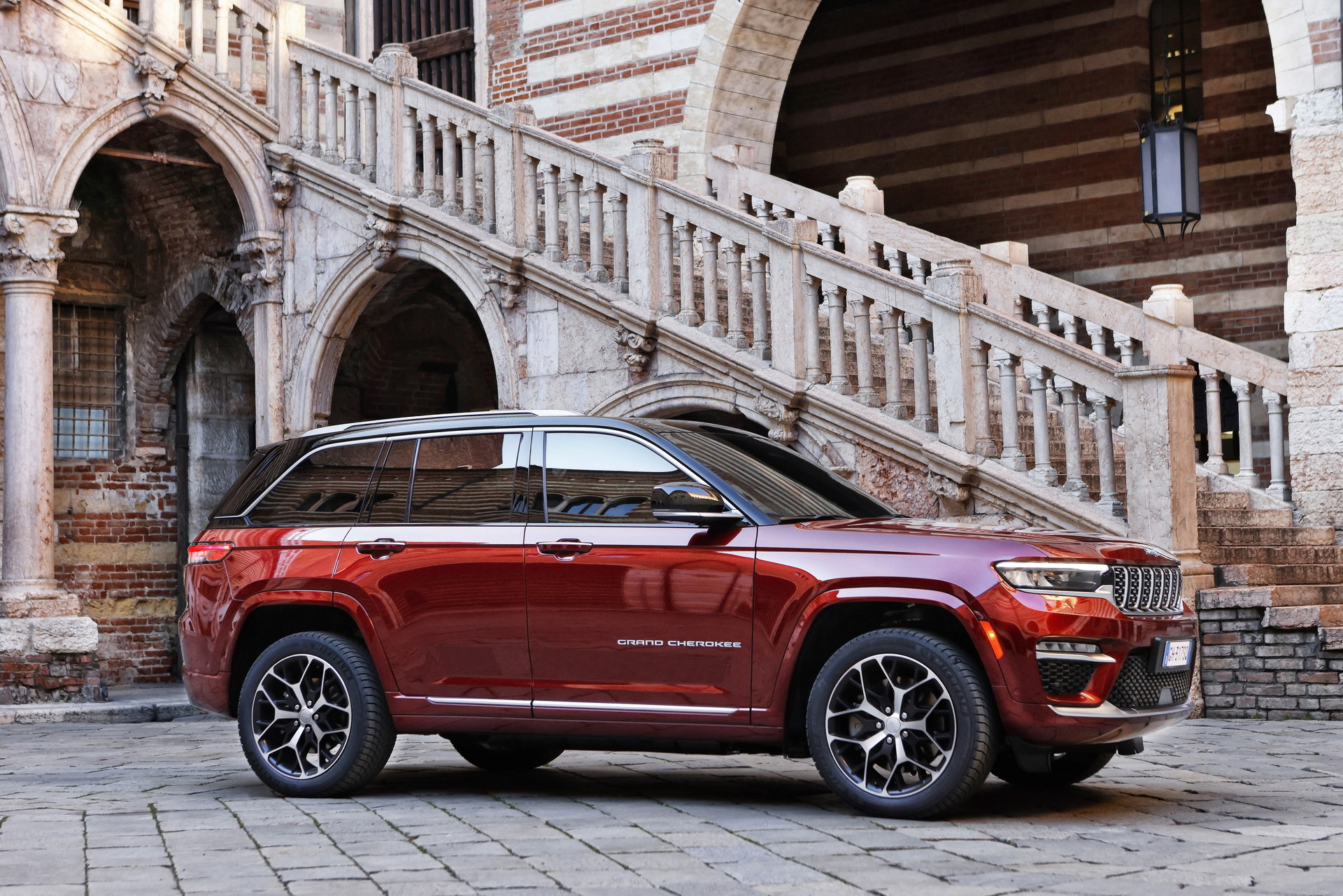 Download 2022 Jeep Grand Cherokee 4xe - Side HD Wallpaper 1920x1281 #5