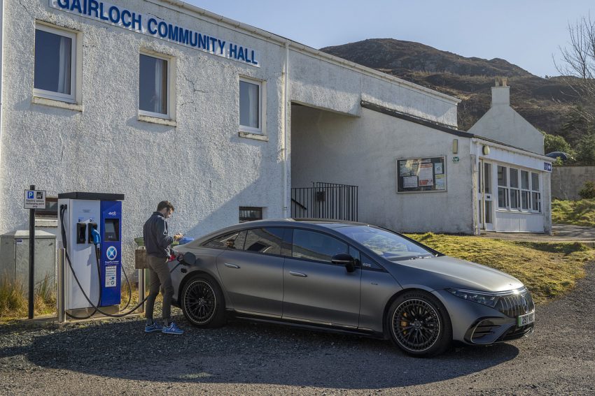 2022 Mercedes-AMG EQS 53 4Matic+ - UK version - Charging Wallpaper 850x567 #29