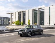 2022 Mini Cooper SE Resolute Edition - Front Three-Quarter Wallpaper 190x150