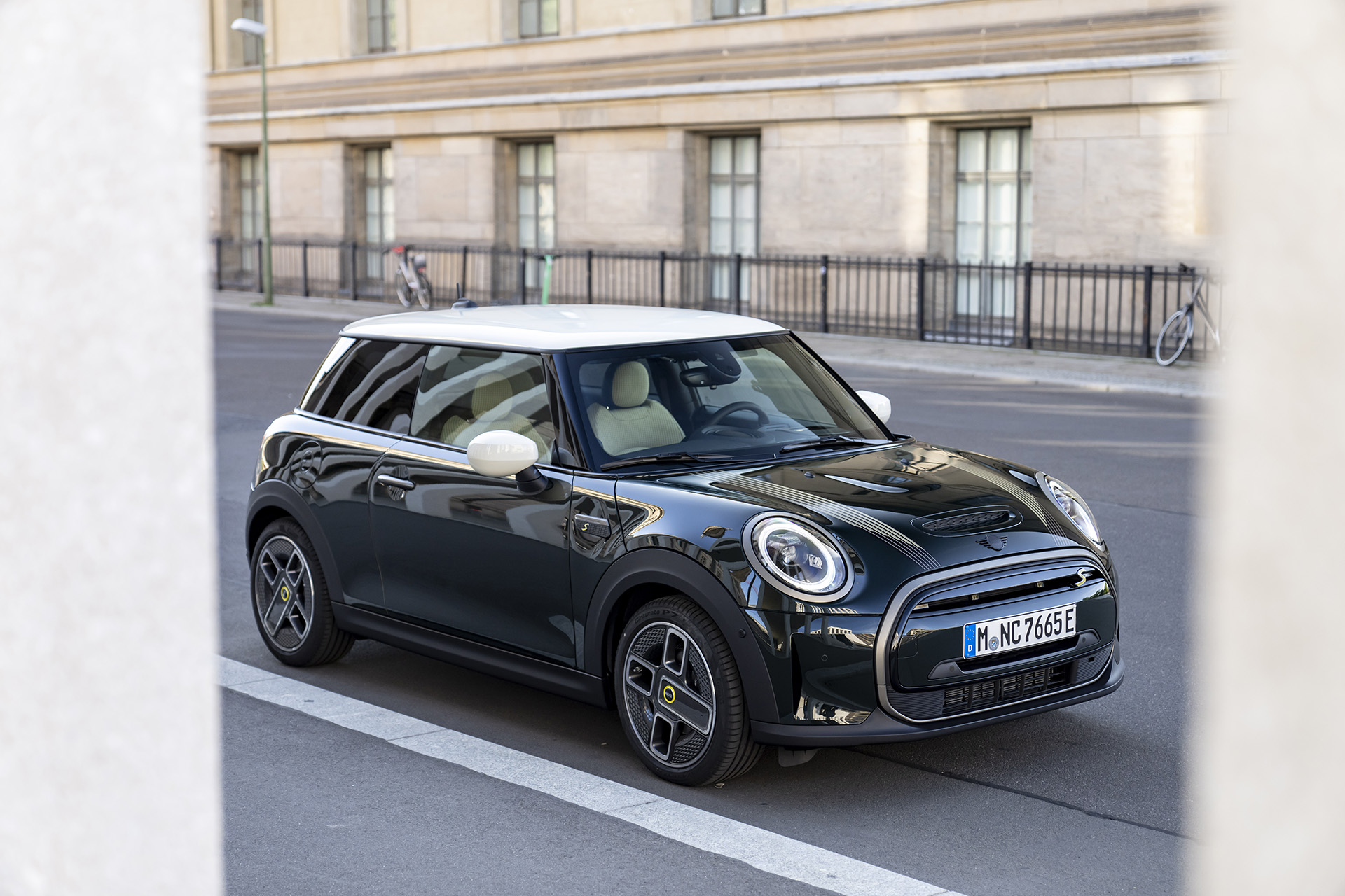 Download 2022 Mini Cooper SE Resolute Edition - Front Three-Quarter HD Wallpaper 1920x1280 #15