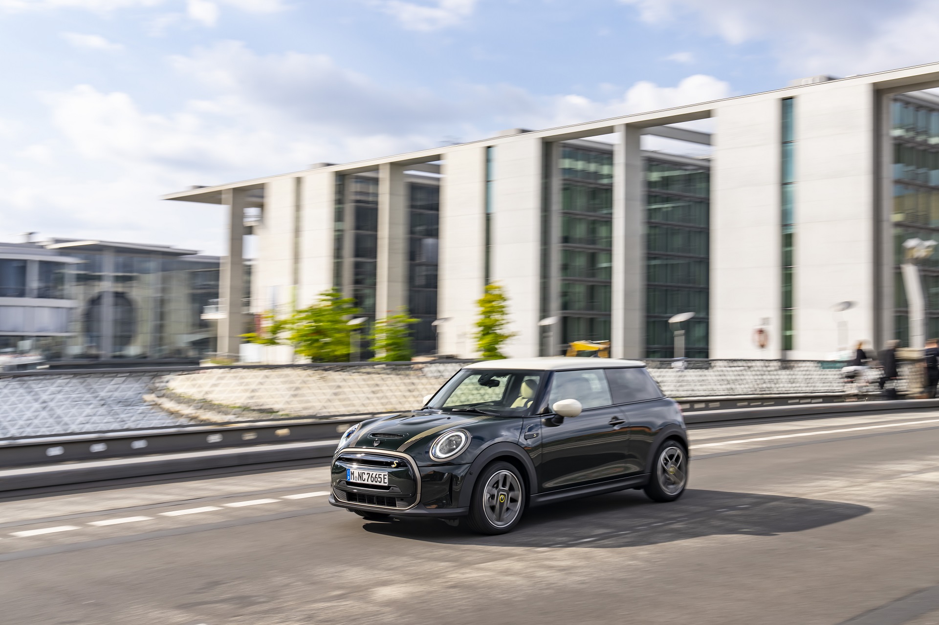 Download 2022 Mini Cooper SE Resolute Edition - Front Three-Quarter HD Wallpaper 1921x1280 #65