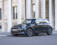 2022 Mini Cooper SE Resolute Edition - Front Three-Quarter Wallpaper 190x150