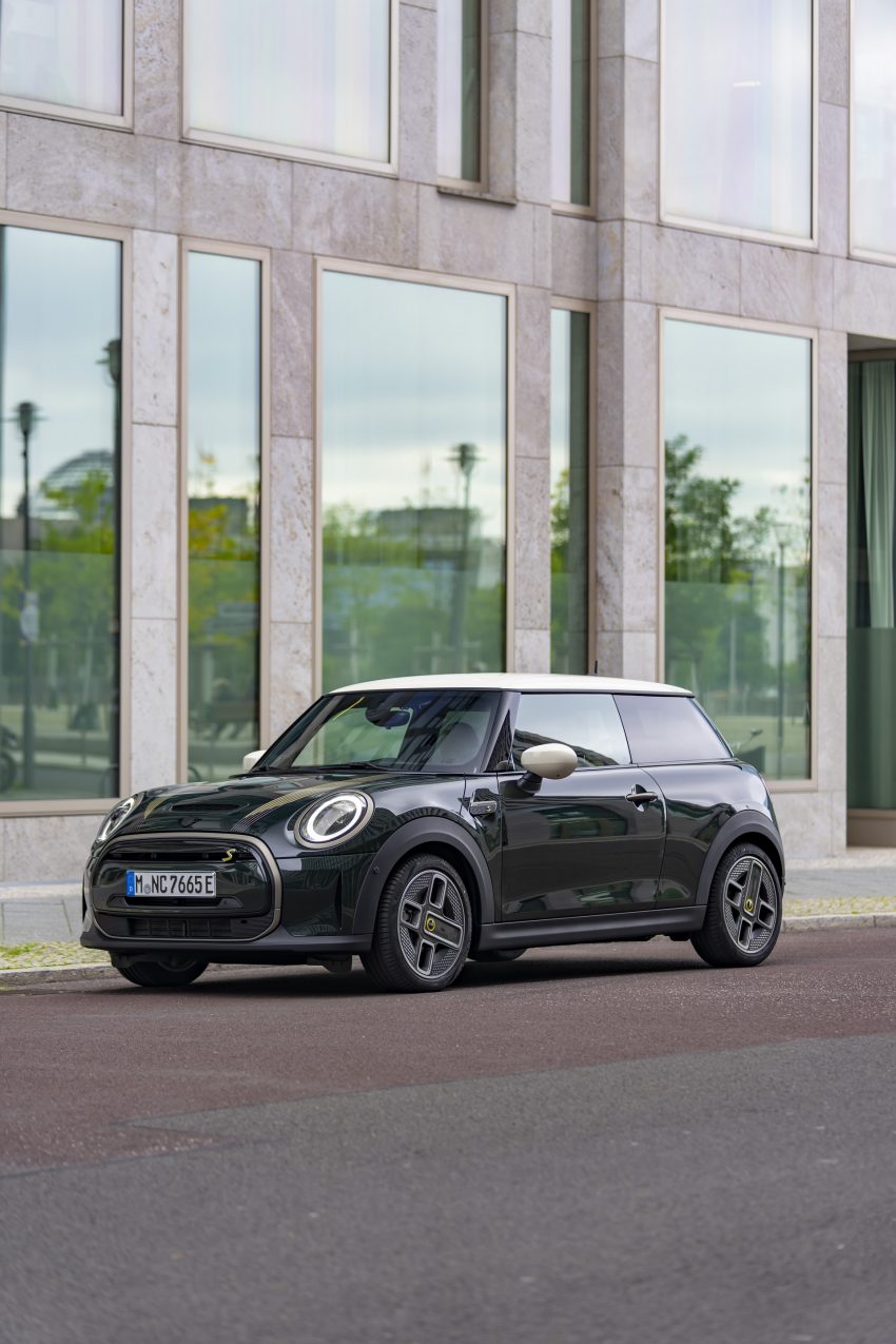 2022 Mini Cooper SE Resolute Edition - Front Three-Quarter Phone Wallpaper 850x1275 #47