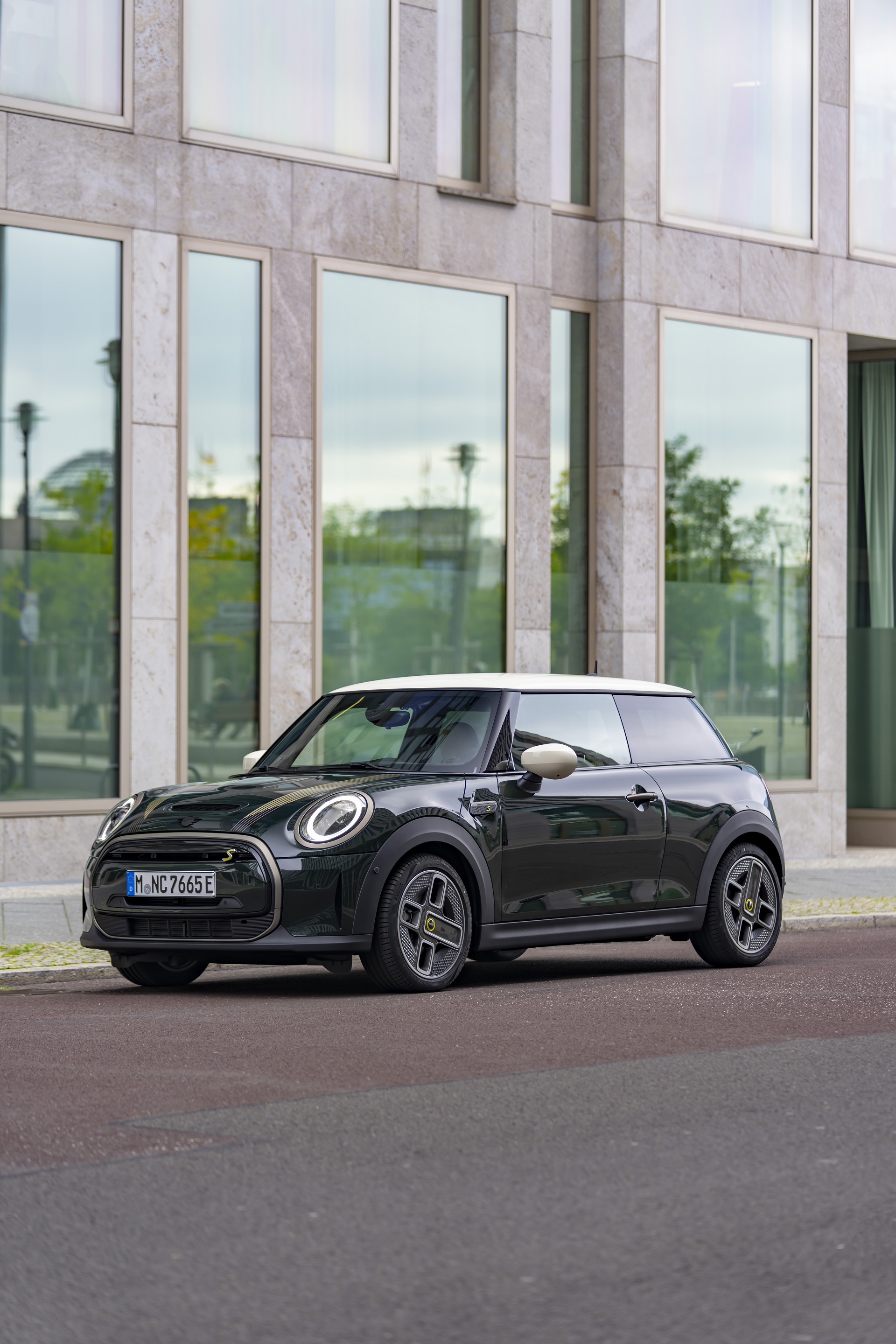 Download 2022 Mini Cooper SE Resolute Edition - Front Three-Quarter HD Phone Wallpaper 1920x2880 #47