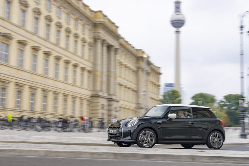 2022 Mini Cooper SE Resolute Edition - Front Three-Quarter Wallpaper 850x567 #10