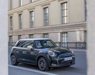 2022 Mini Cooper SE Resolute Edition - Front Three-Quarter Wallpaper 190x150