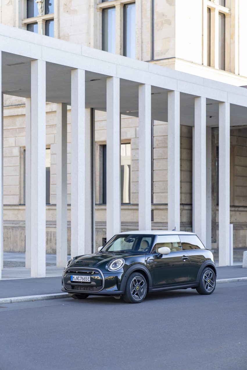 2022 Mini Cooper SE Resolute Edition - Front Three-Quarter Phone Wallpaper 850x1275 #18
