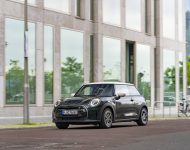 2022 Mini Cooper SE Resolute Edition - Front Three-Quarter Wallpaper 190x150