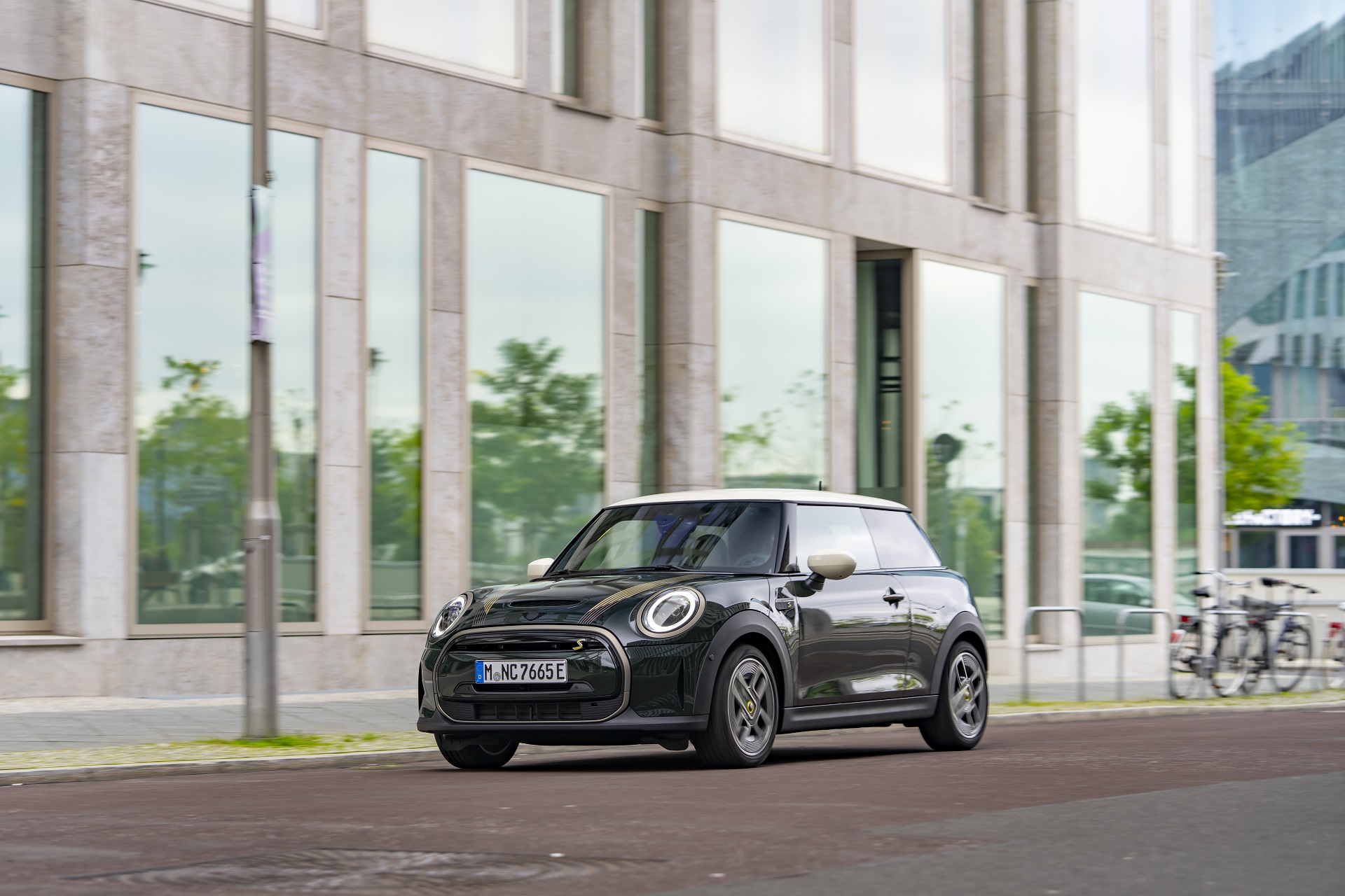 Download 2022 Mini Cooper SE Resolute Edition - Front Three-Quarter HD Wallpaper 1920x1280 #49