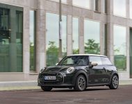 2022 Mini Cooper SE Resolute Edition - Front Three-Quarter Wallpaper 190x150