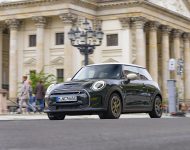 2022 Mini Cooper SE Resolute Edition - Front Three-Quarter Wallpaper 190x150