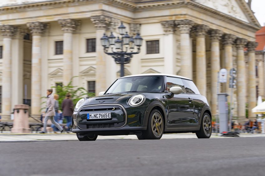 2022 Mini Cooper SE Resolute Edition - Front Three-Quarter Wallpaper 850x567 #11