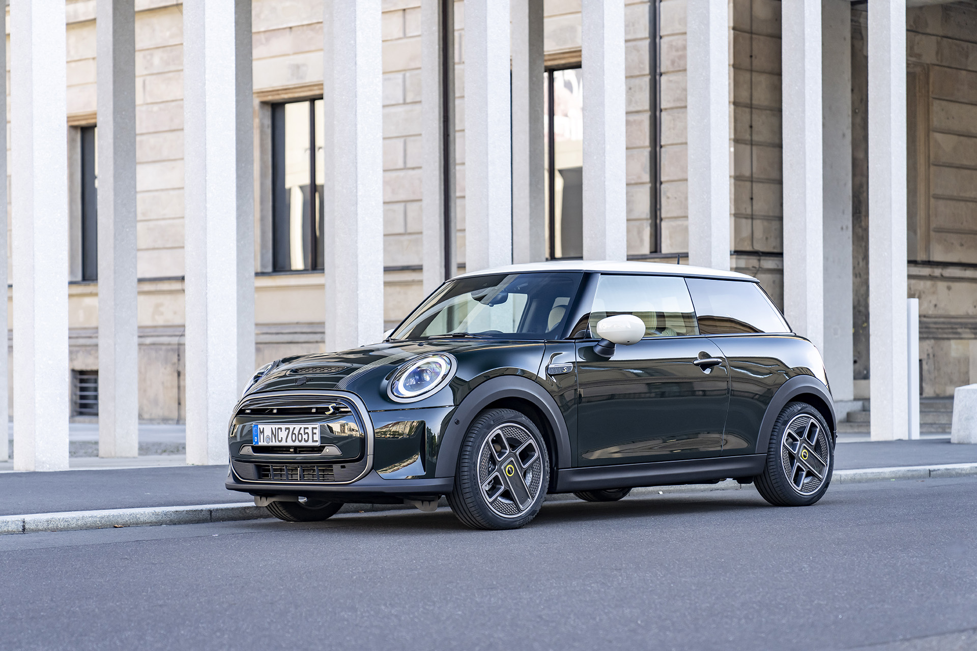 Download 2022 Mini Cooper SE Resolute Edition - Front Three-Quarter HD Wallpaper 1920x1280 #25