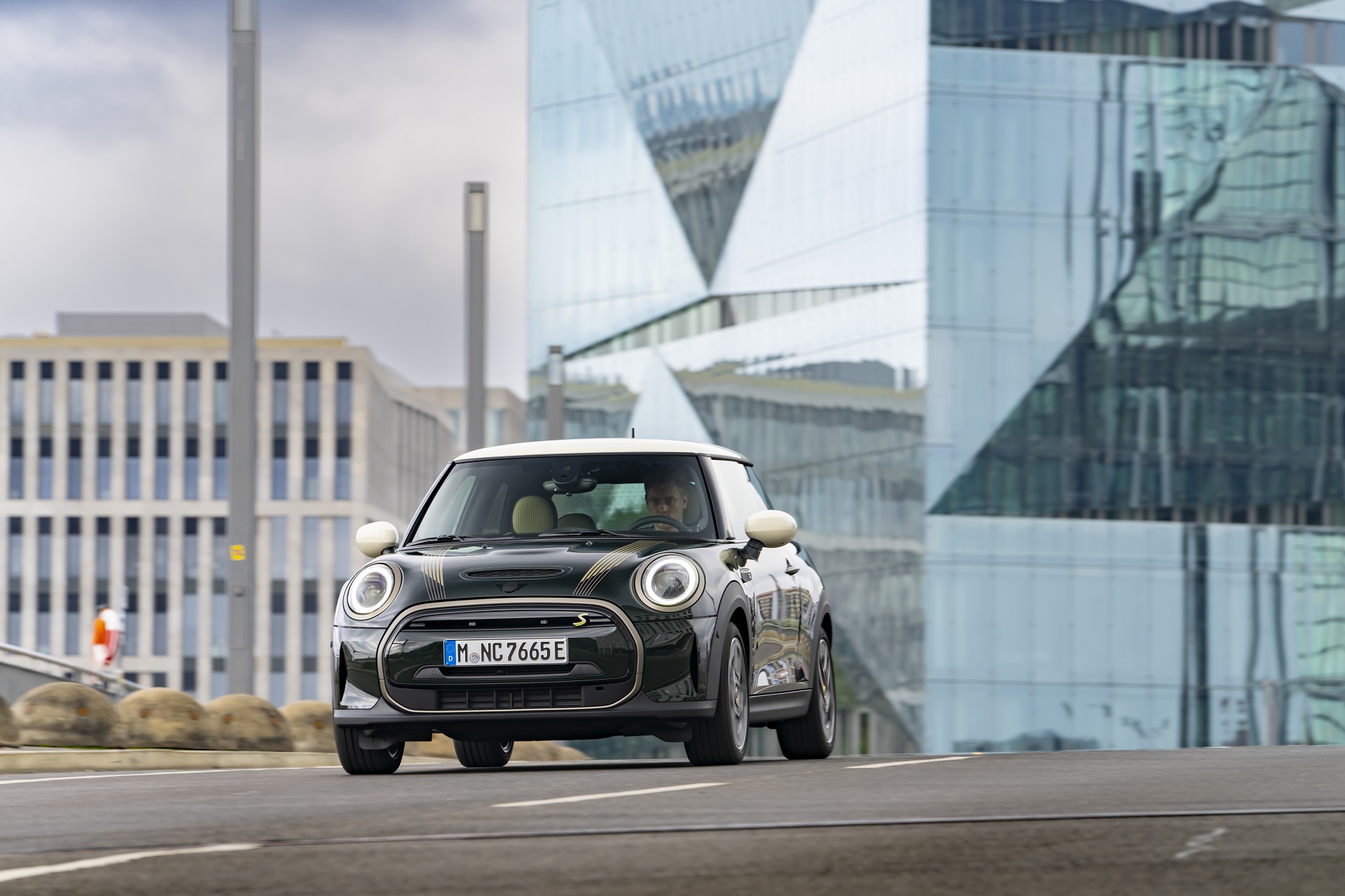 Download 2022 Mini Cooper SE Resolute Edition - Front HD Wallpaper 1920x1280 #36