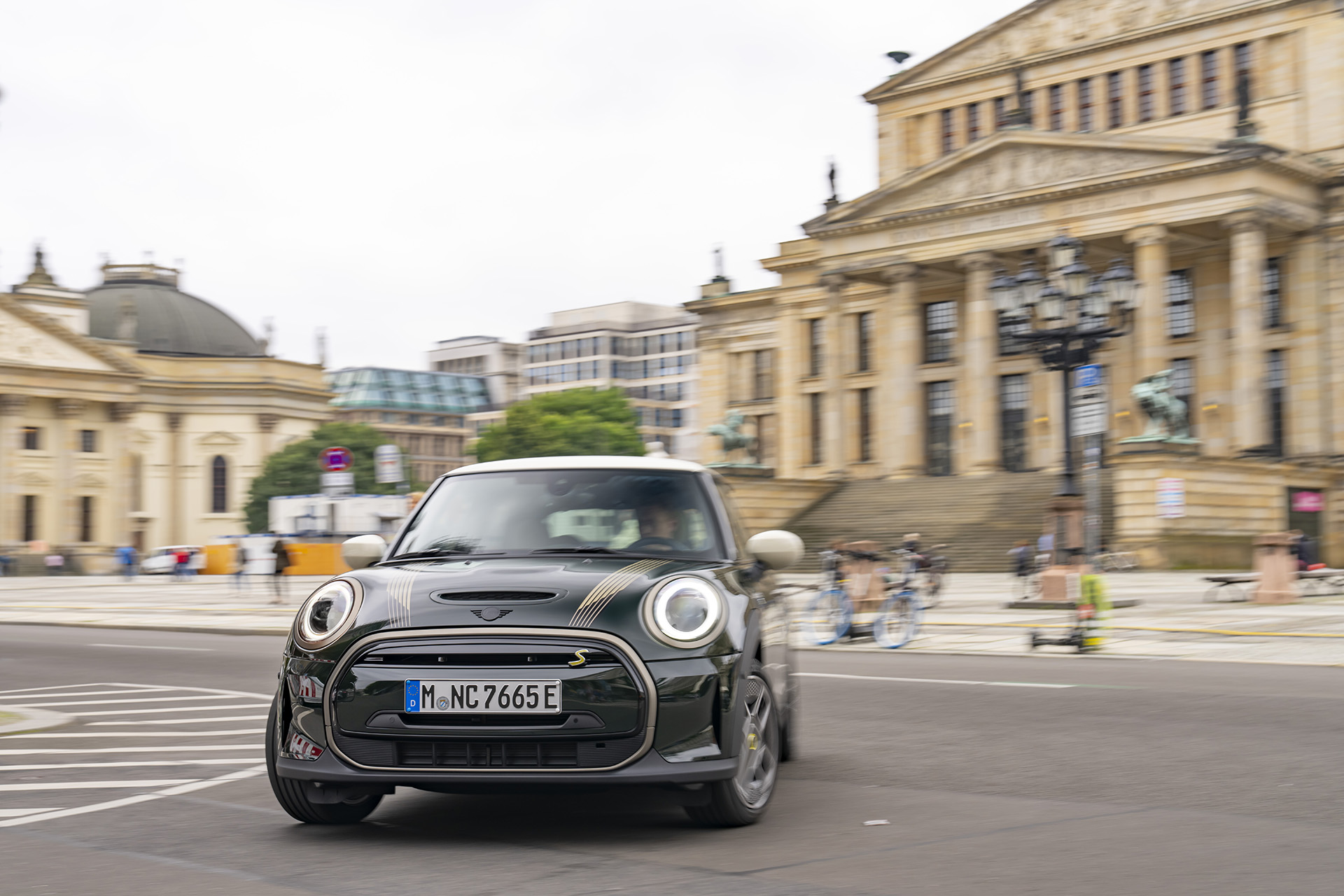 Download 2022 Mini Cooper SE Resolute Edition - Front HD Wallpaper 1920x1280 #12