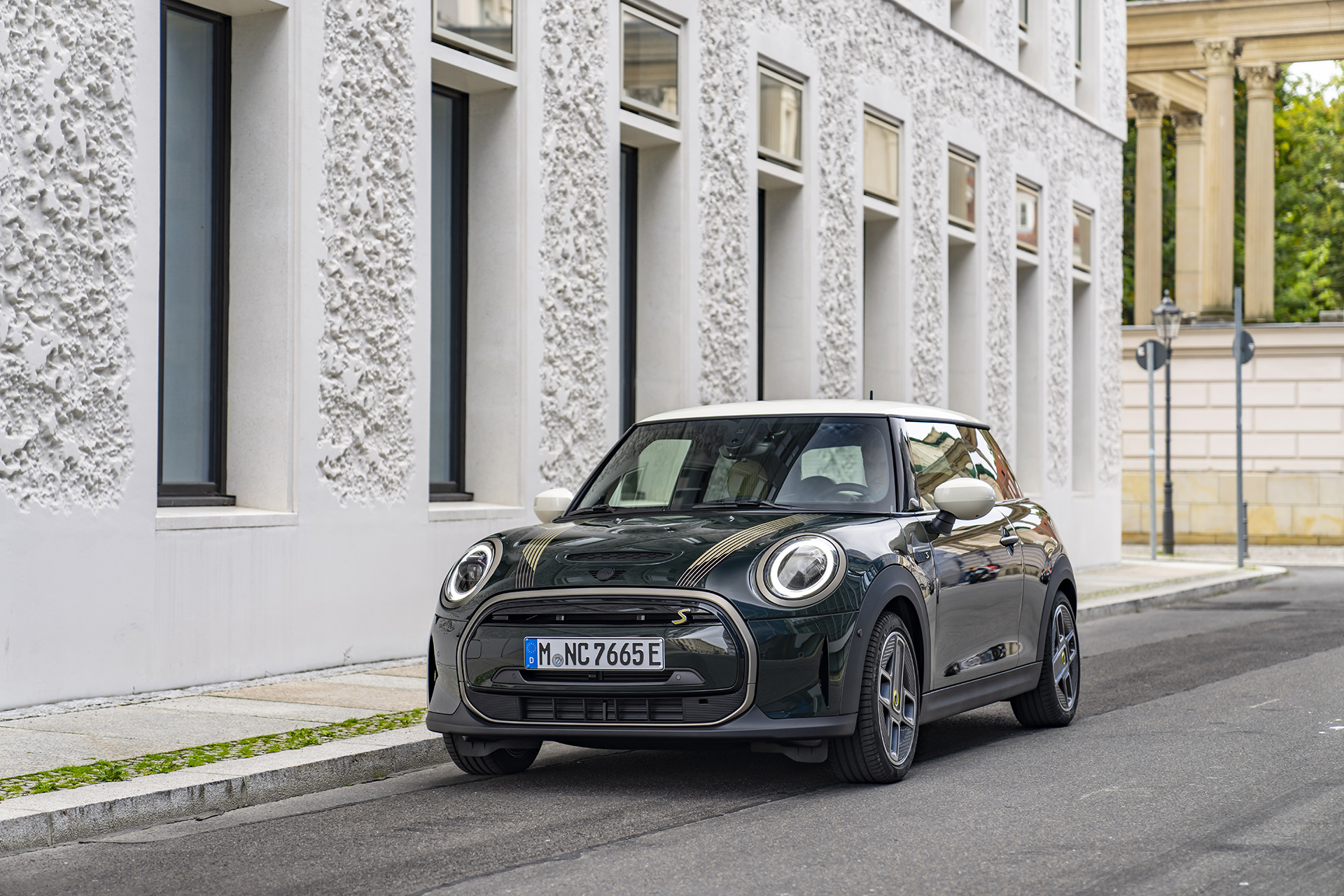 Download 2022 Mini Cooper SE Resolute Edition - Front HD Wallpaper 1920x1280 #41