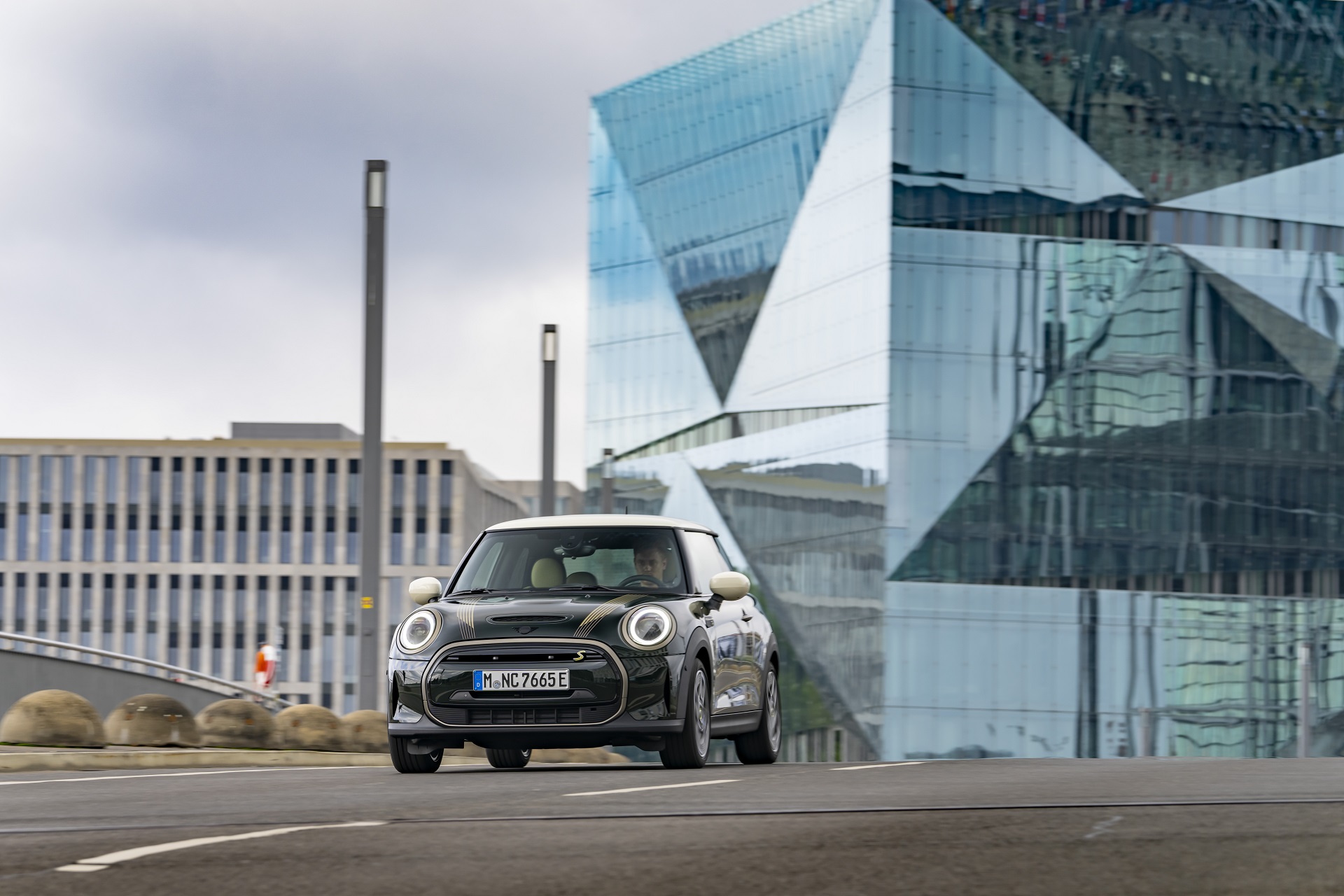 Download 2022 Mini Cooper SE Resolute Edition - Front HD Wallpaper 1920x1280 #37