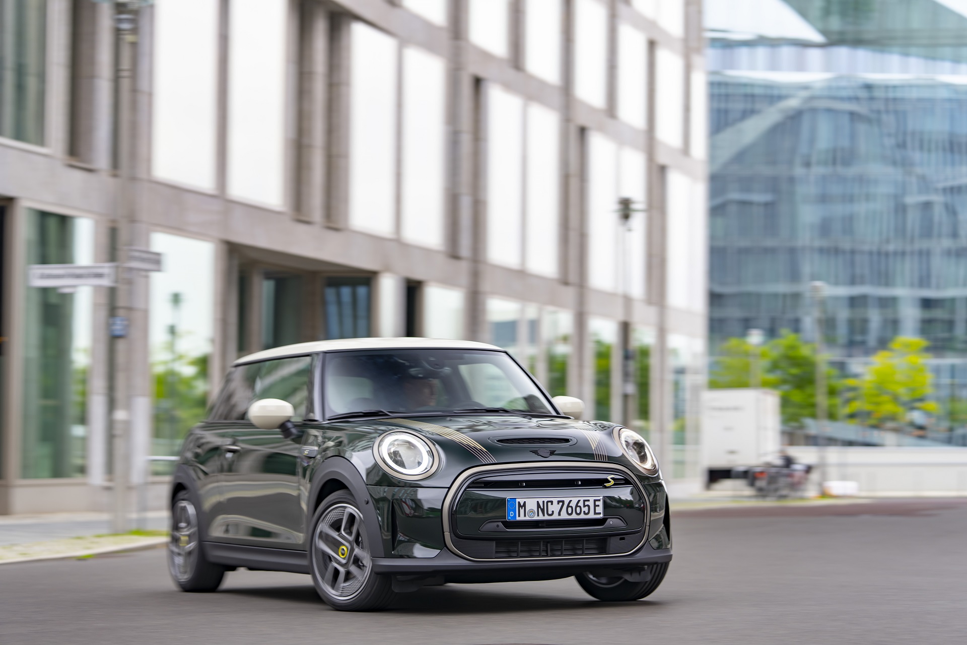 Download 2022 Mini Cooper SE Resolute Edition - Front HD Wallpaper 1920x1280 #52