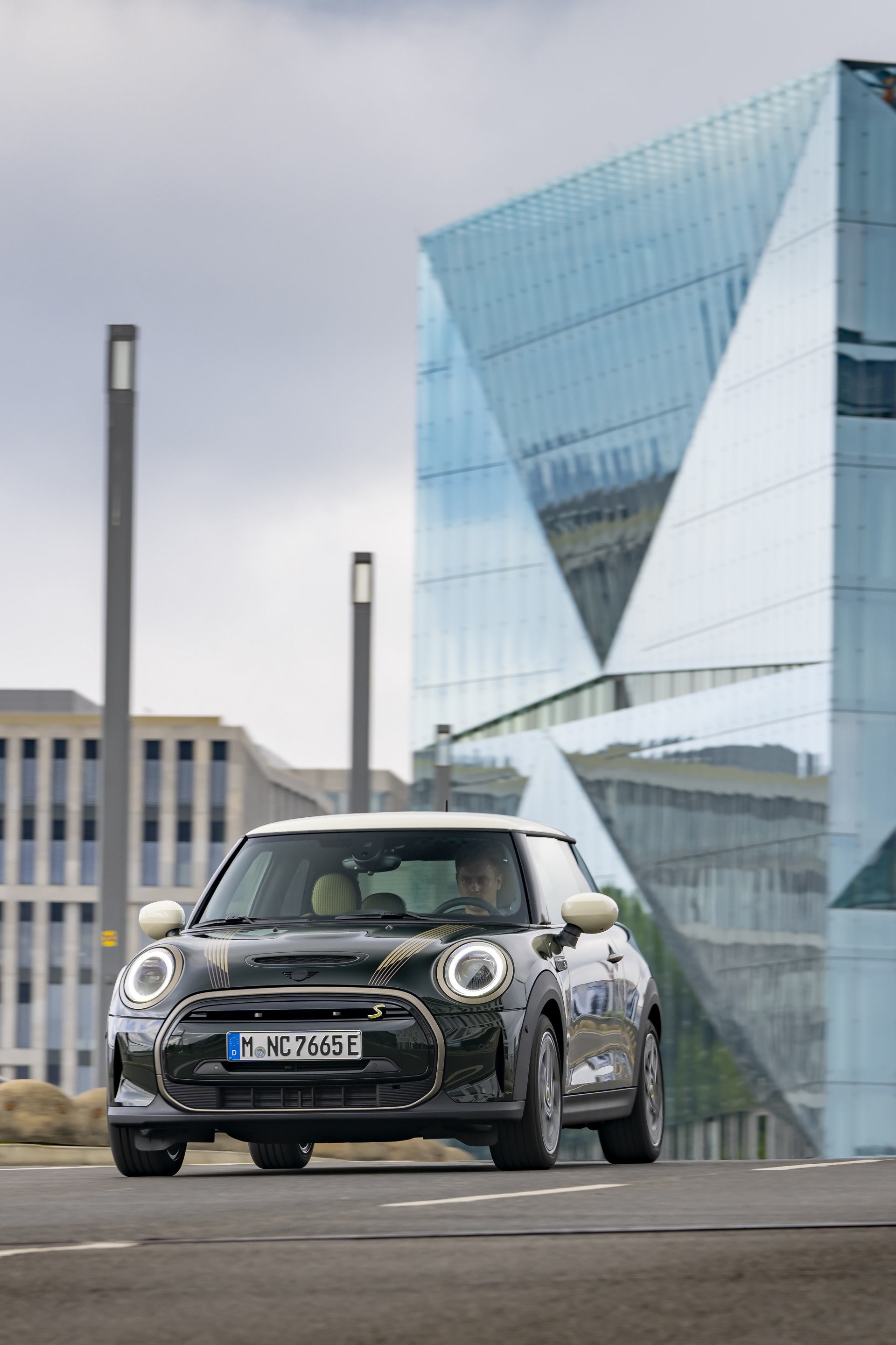 Download 2022 Mini Cooper SE Resolute Edition - Front HD Phone Wallpaper 1920x2880 #38