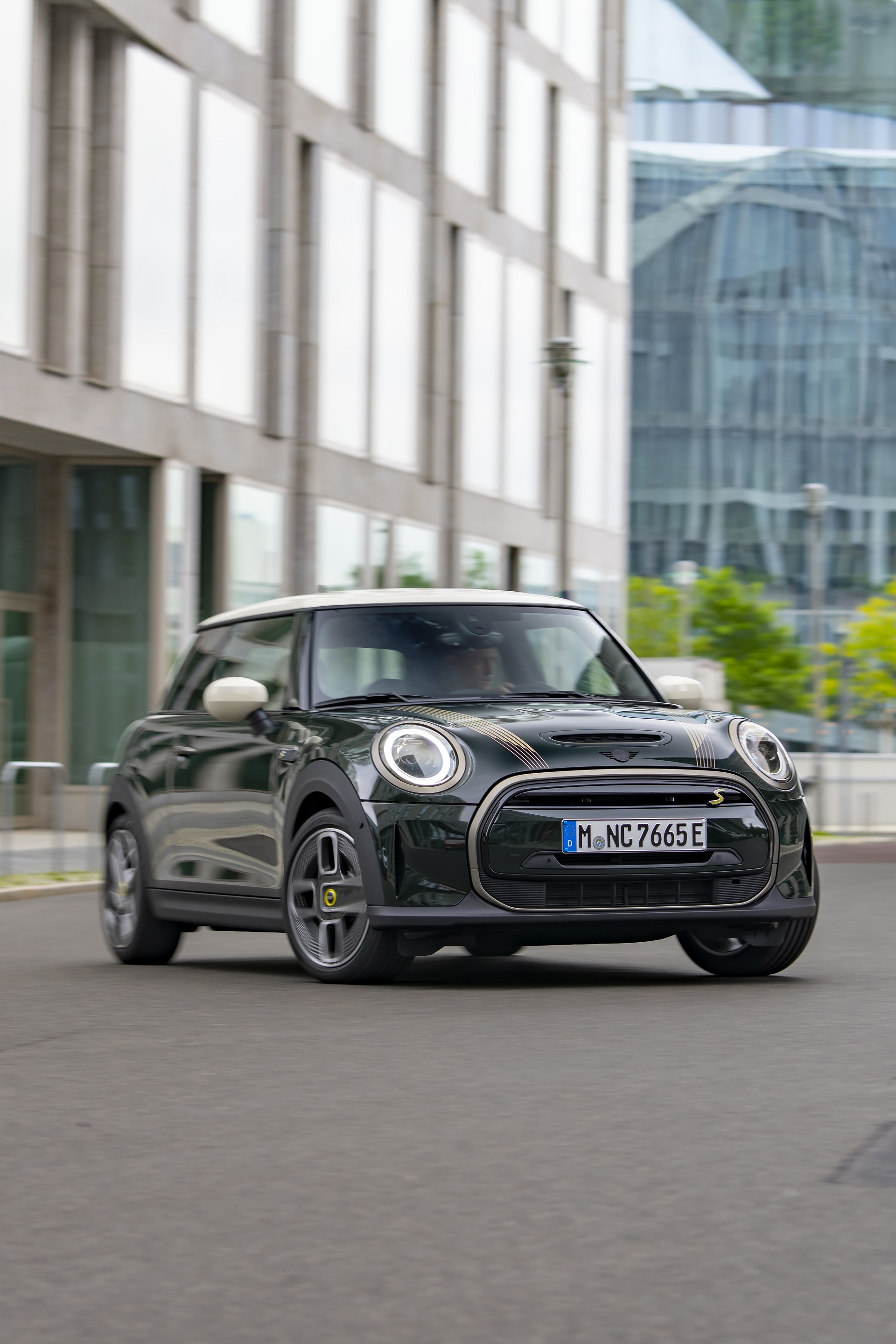 Download 2022 Mini Cooper SE Resolute Edition - Front HD Phone Wallpaper 1920x2880 #53