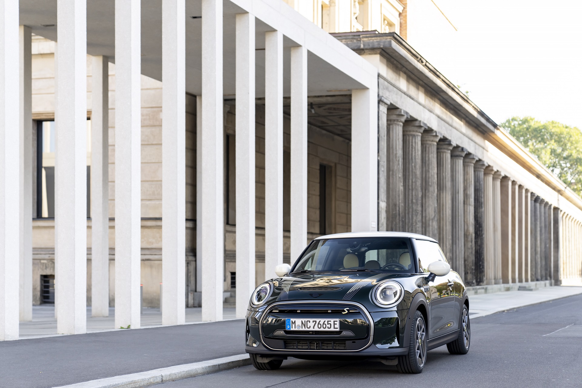 Download 2022 Mini Cooper SE Resolute Edition - Front HD Wallpaper 1920x1280 #19
