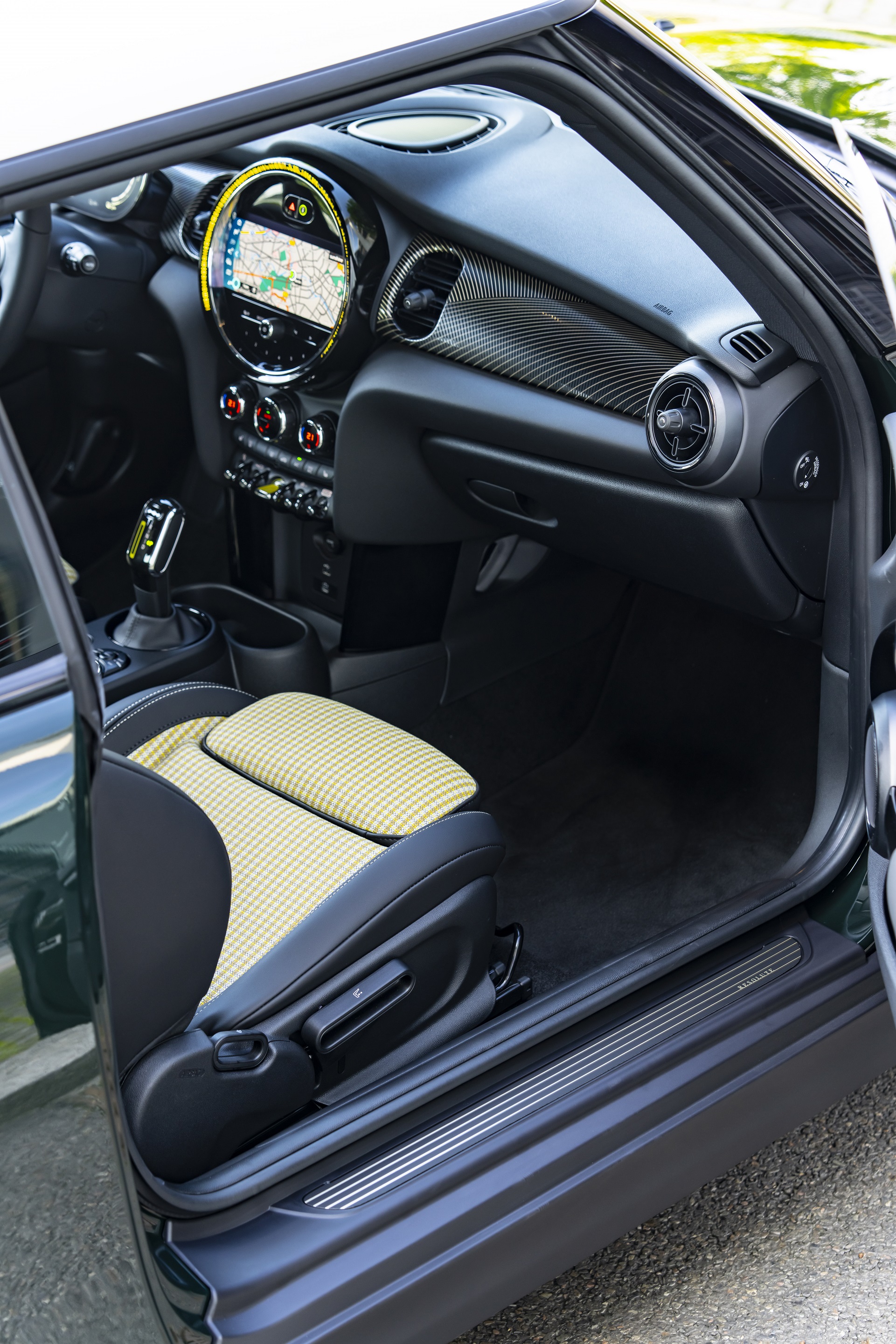 Download 2022 Mini Cooper SE Resolute Edition - Interior, Front Seats HD Phone Wallpaper 1921x2881 #96