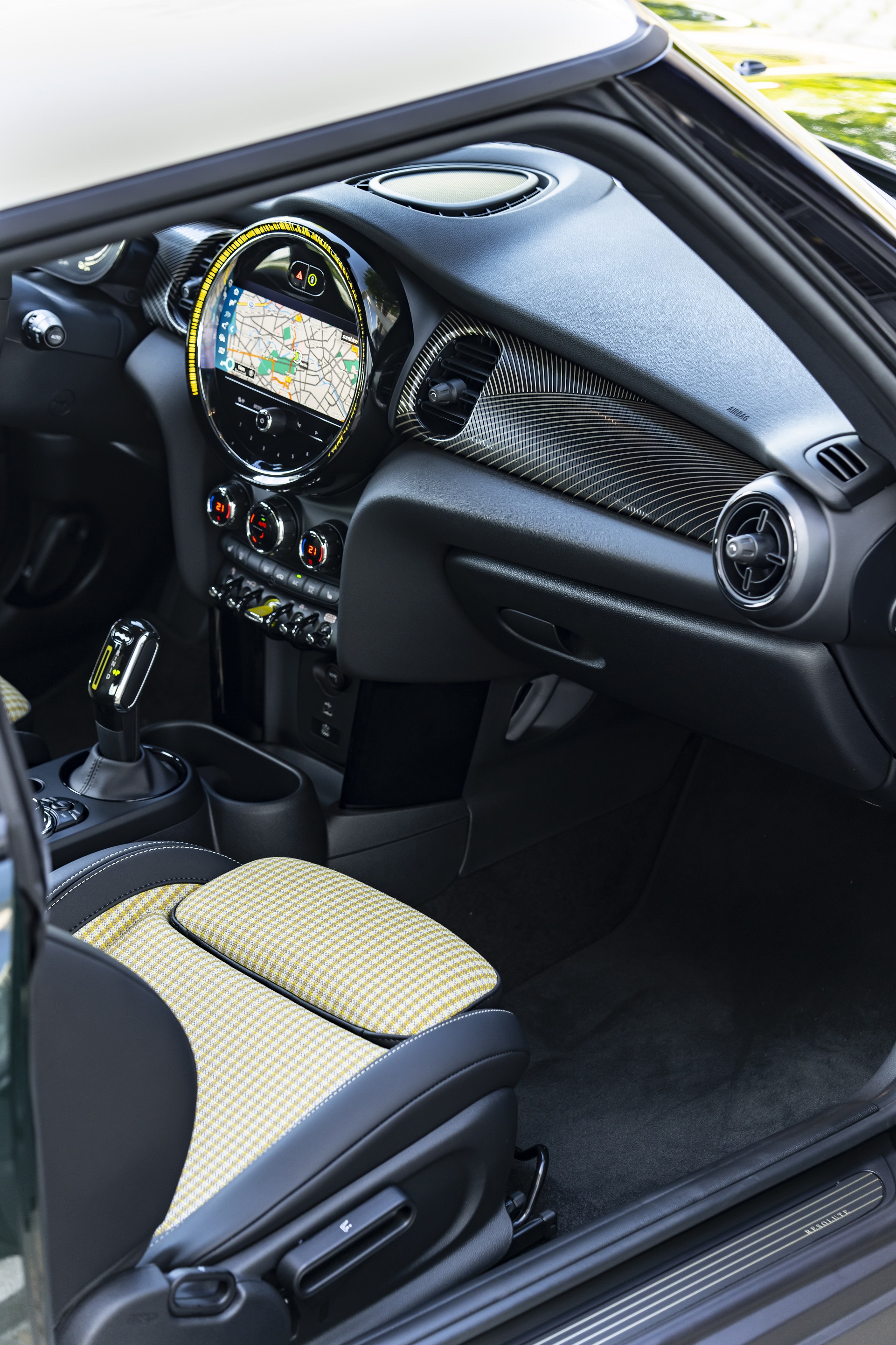 Download 2022 Mini Cooper SE Resolute Edition - Interior, Front Seats HD Phone Wallpaper 1921x2881 #97