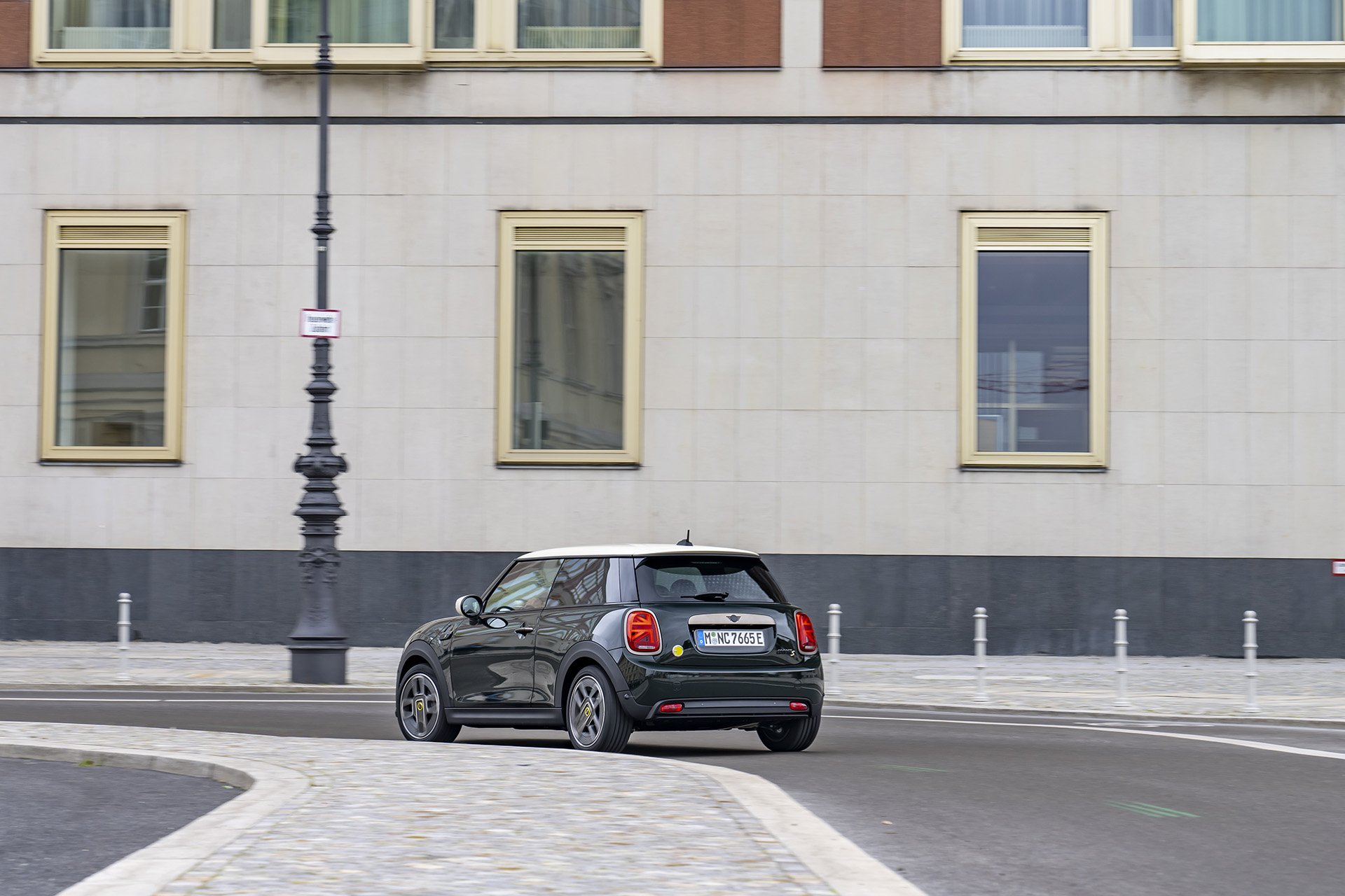 Download 2022 Mini Cooper SE Resolute Edition - Rear Three-Quarter HD Wallpaper 1920x1280 #3