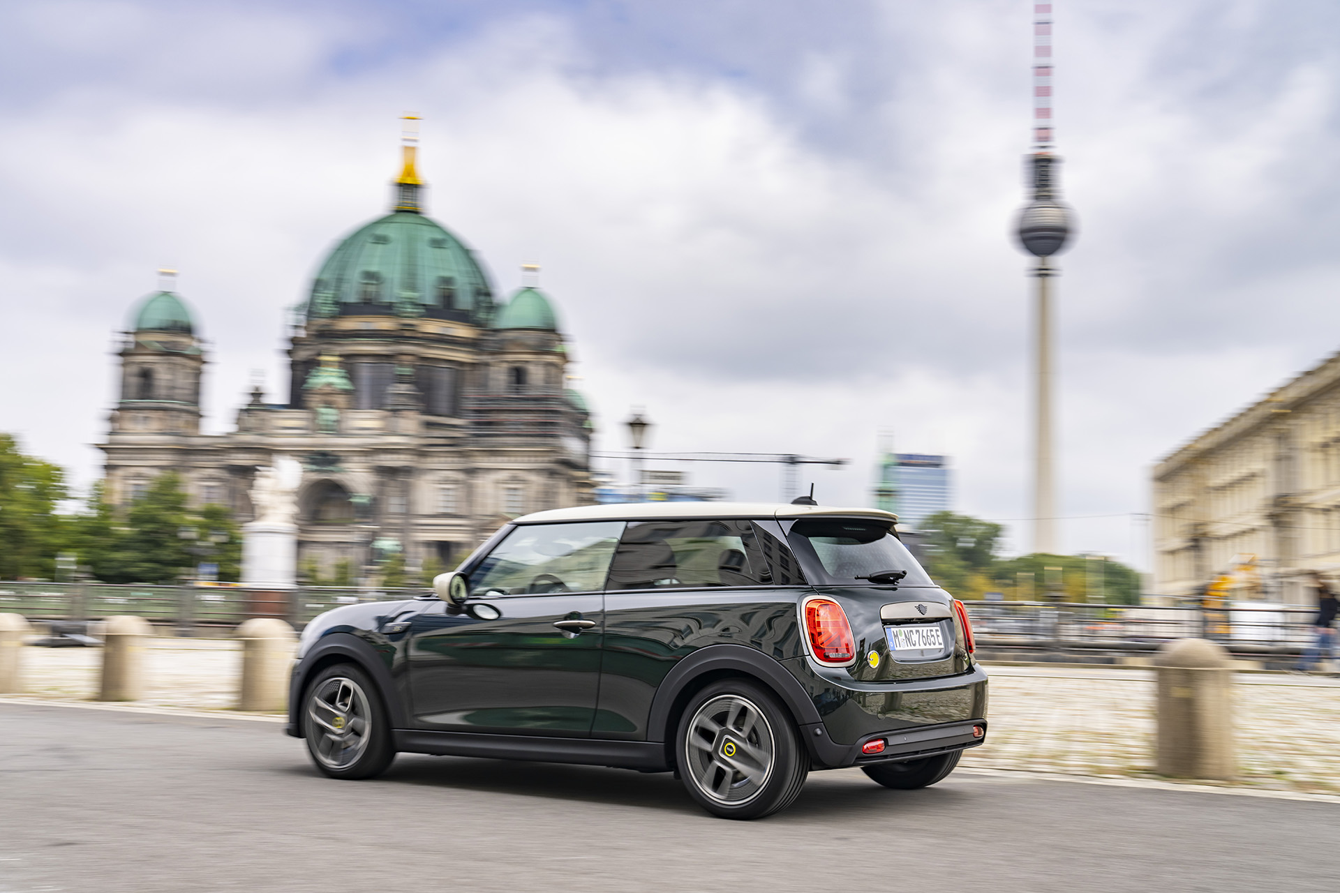 Download 2022 Mini Cooper SE Resolute Edition - Rear Three-Quarter HD Wallpaper 1920x1280 #4