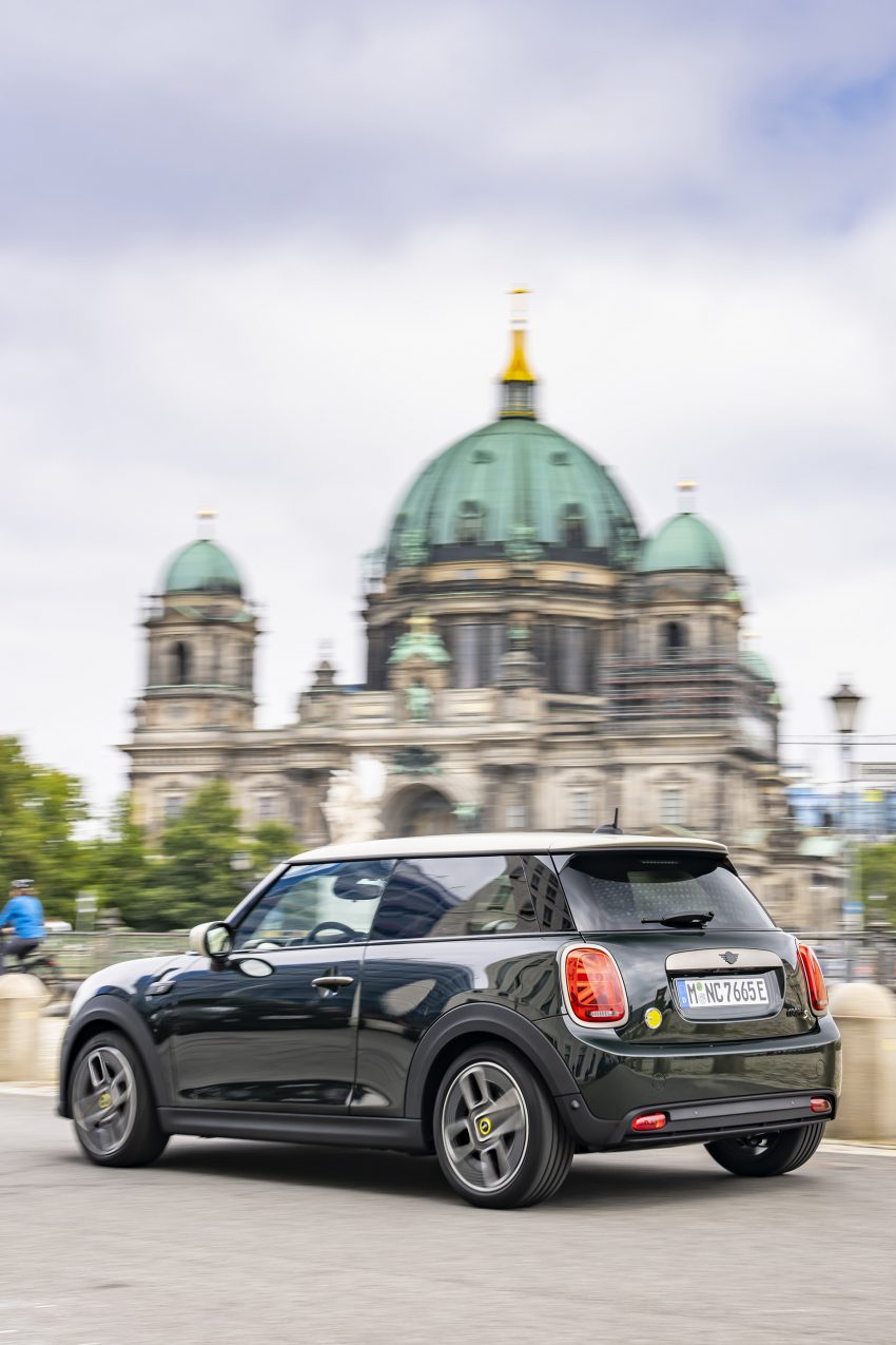 2022 Mini Cooper SE Resolute Edition - Rear Three-Quarter Phone Wallpaper 850x1275 #6