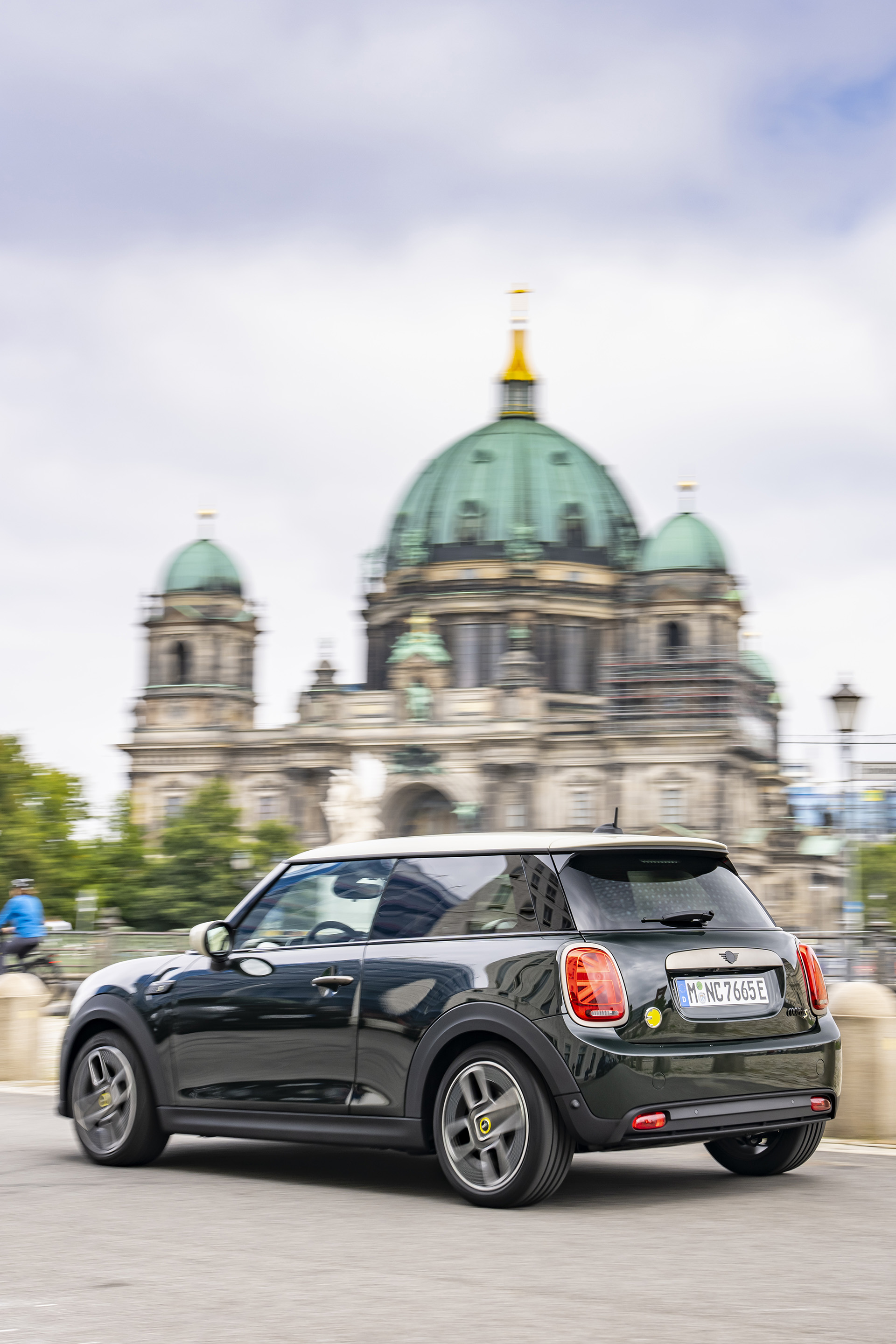 Download 2022 Mini Cooper SE Resolute Edition - Rear Three-Quarter HD Phone Wallpaper 1920x2880 #6