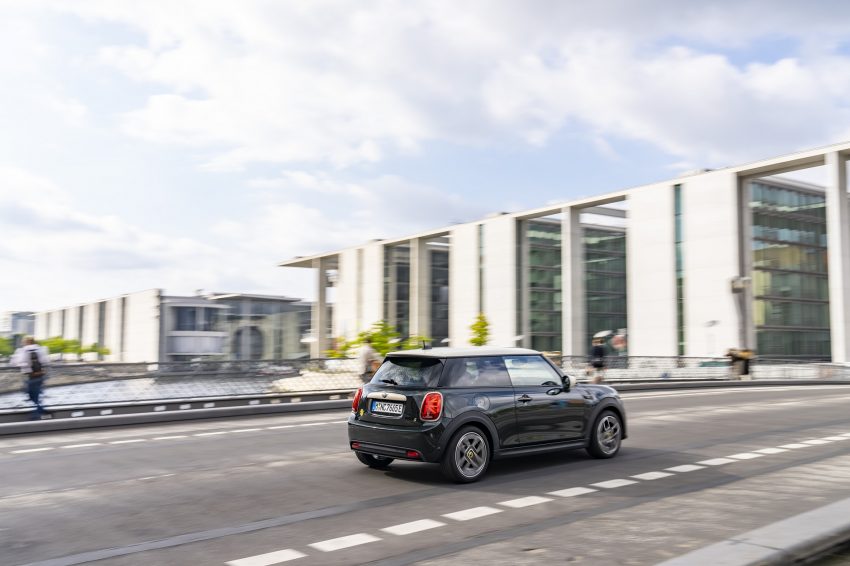 2022 Mini Cooper SE Resolute Edition - Rear Three-Quarter Wallpaper 850x566 #68