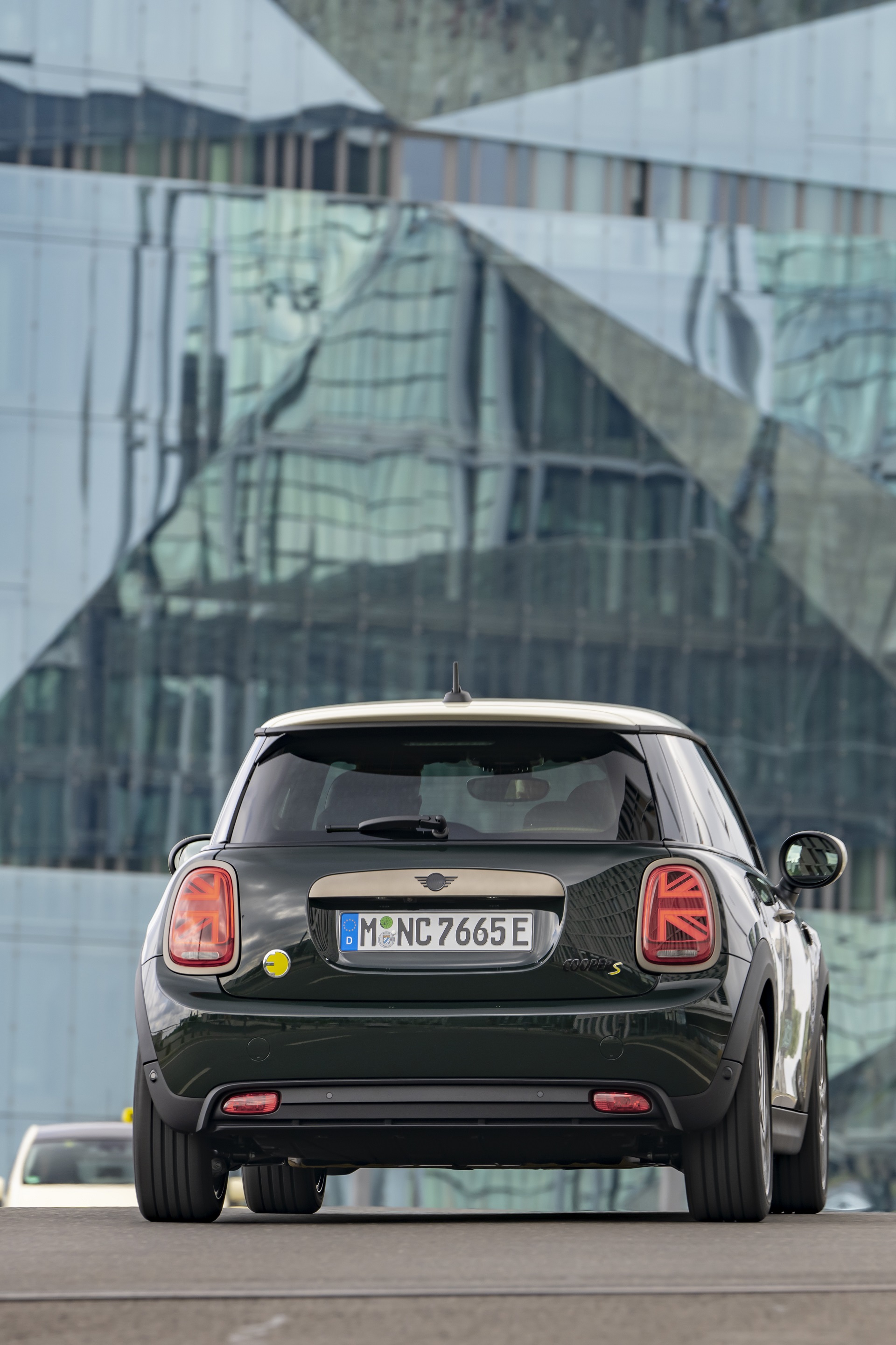 Download 2022 Mini Cooper SE Resolute Edition - Rear HD Phone Wallpaper 1920x2880 #40