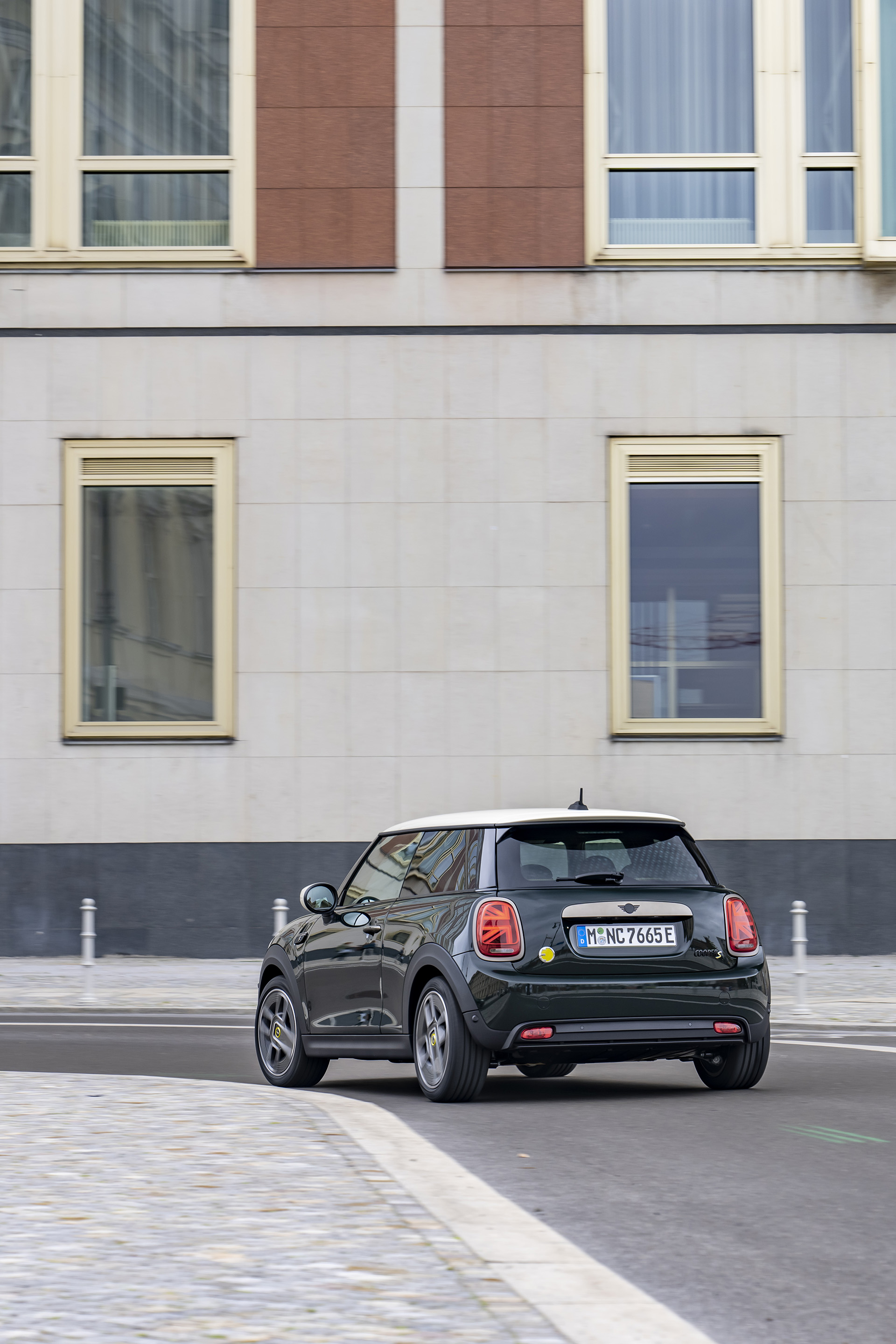 Download 2022 Mini Cooper SE Resolute Edition - Rear HD Phone Wallpaper 1920x2880 #8