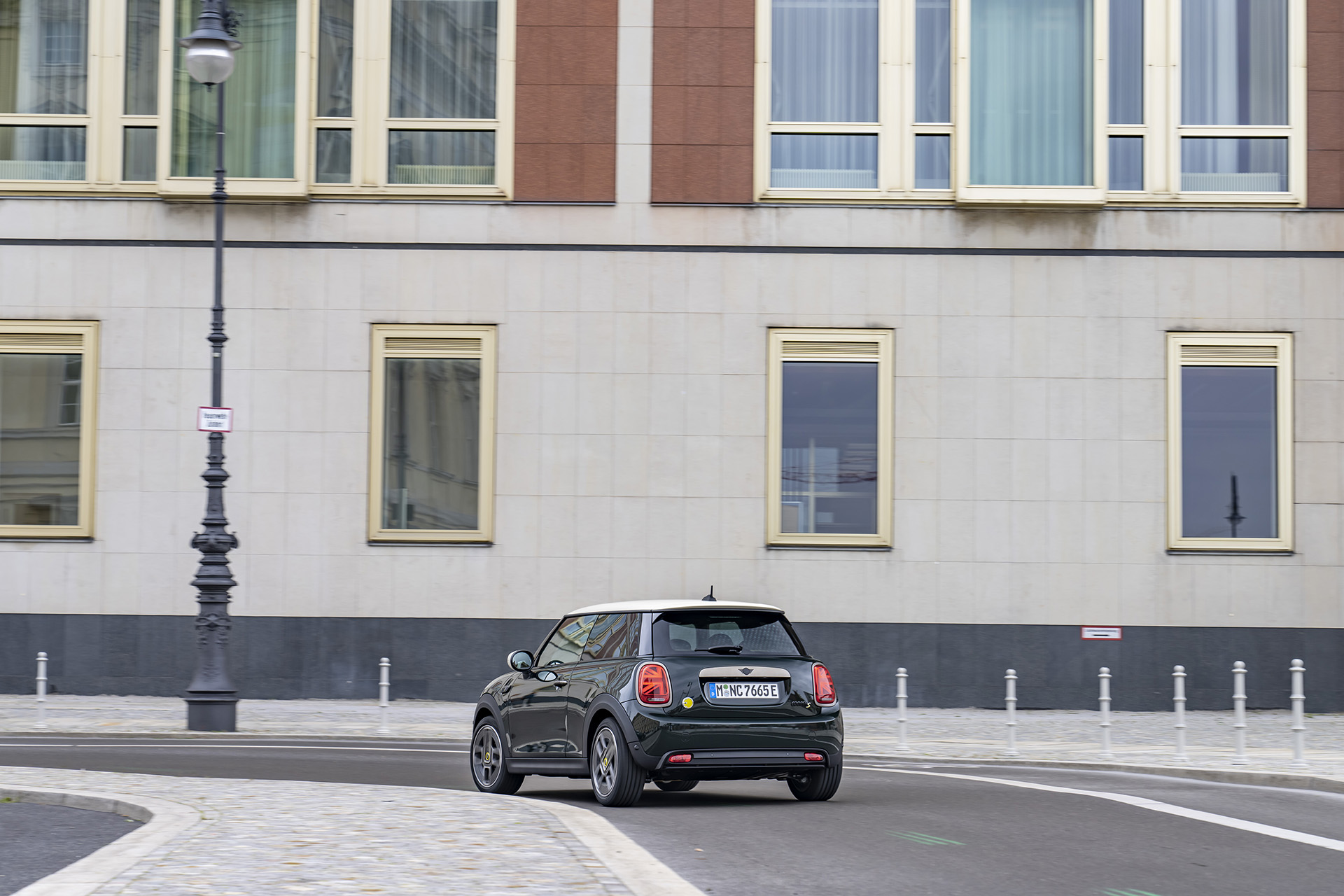 Download 2022 Mini Cooper SE Resolute Edition - Rear HD Wallpaper 1920x1280 #9