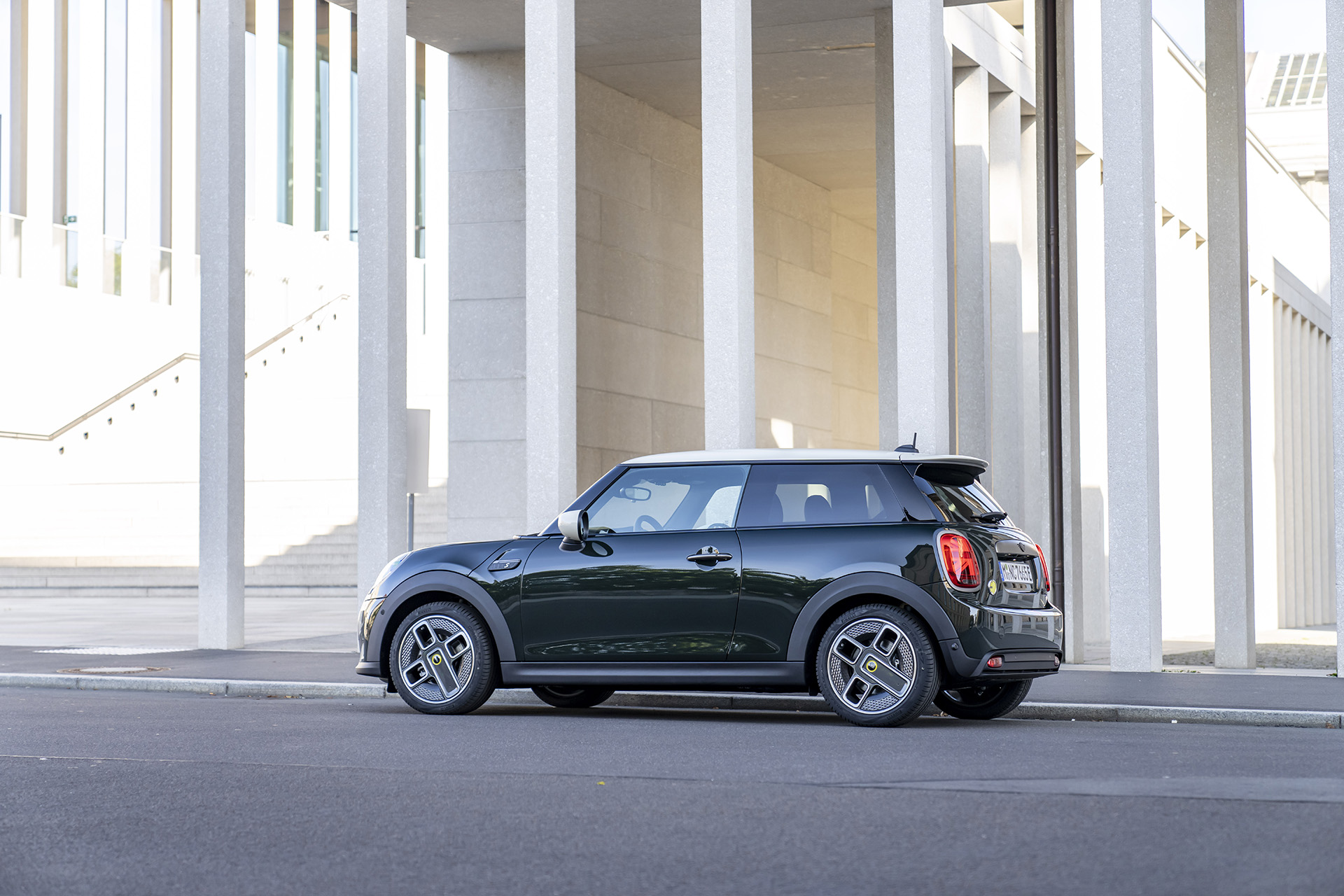 Download 2022 Mini Cooper SE Resolute Edition - Side HD Wallpaper 1920x1280 #26