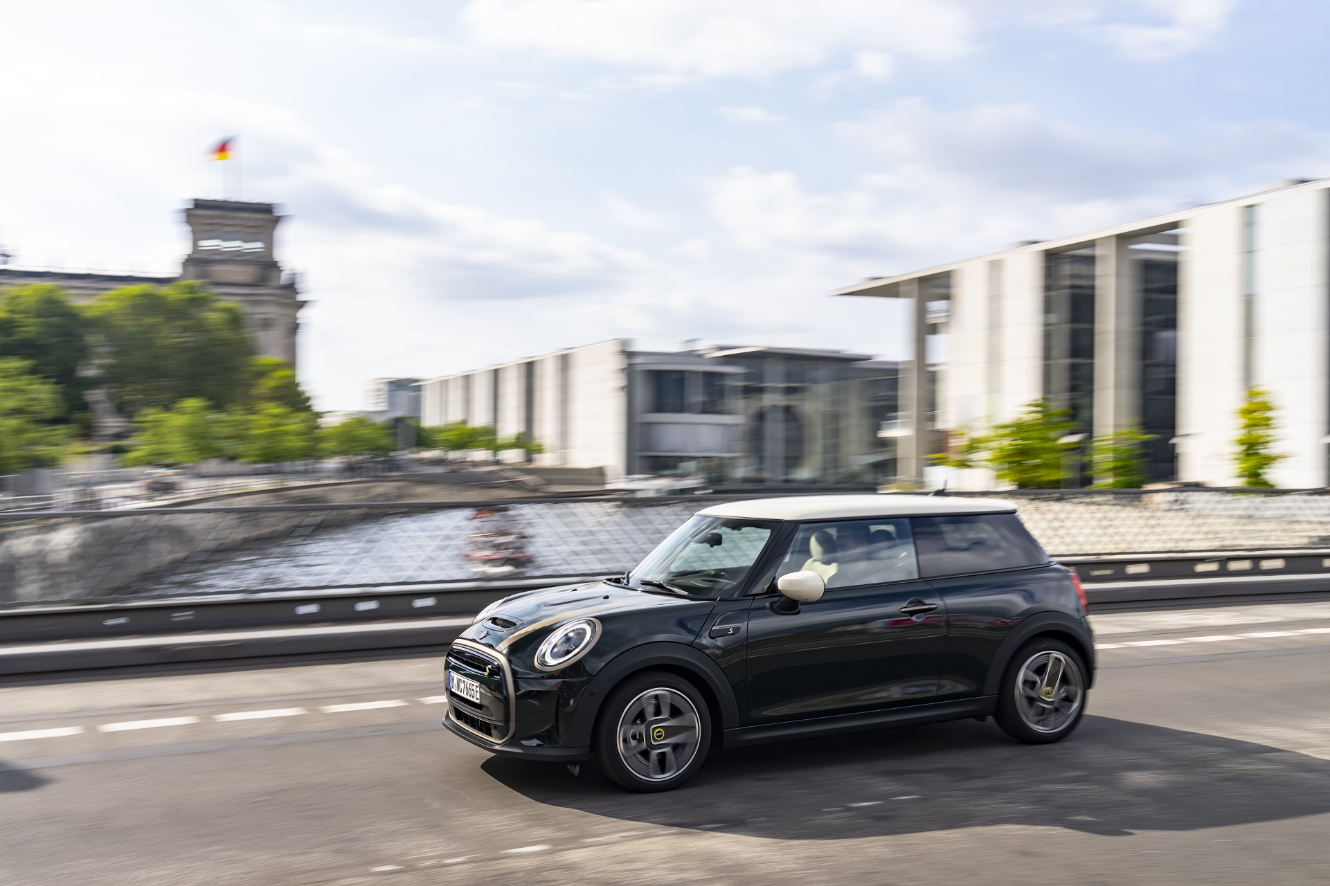 Download 2022 Mini Cooper SE Resolute Edition - Side HD Wallpaper 1921x1280 #72